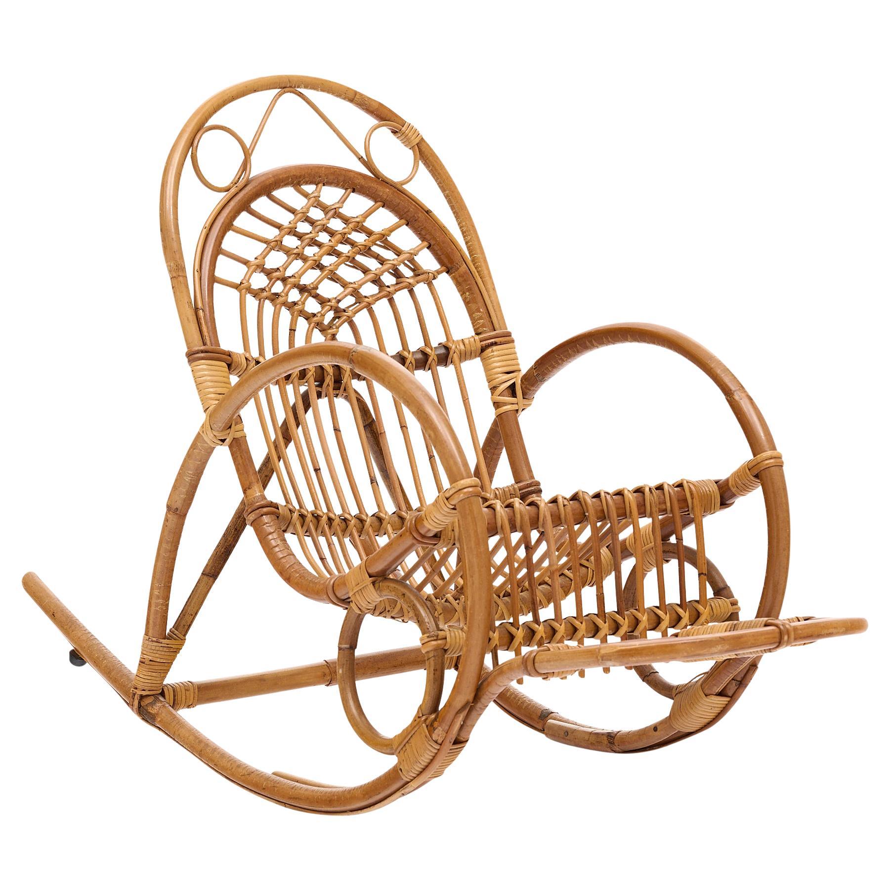 Sedia a dondolo per bambini in rattan vintage francese in vendita