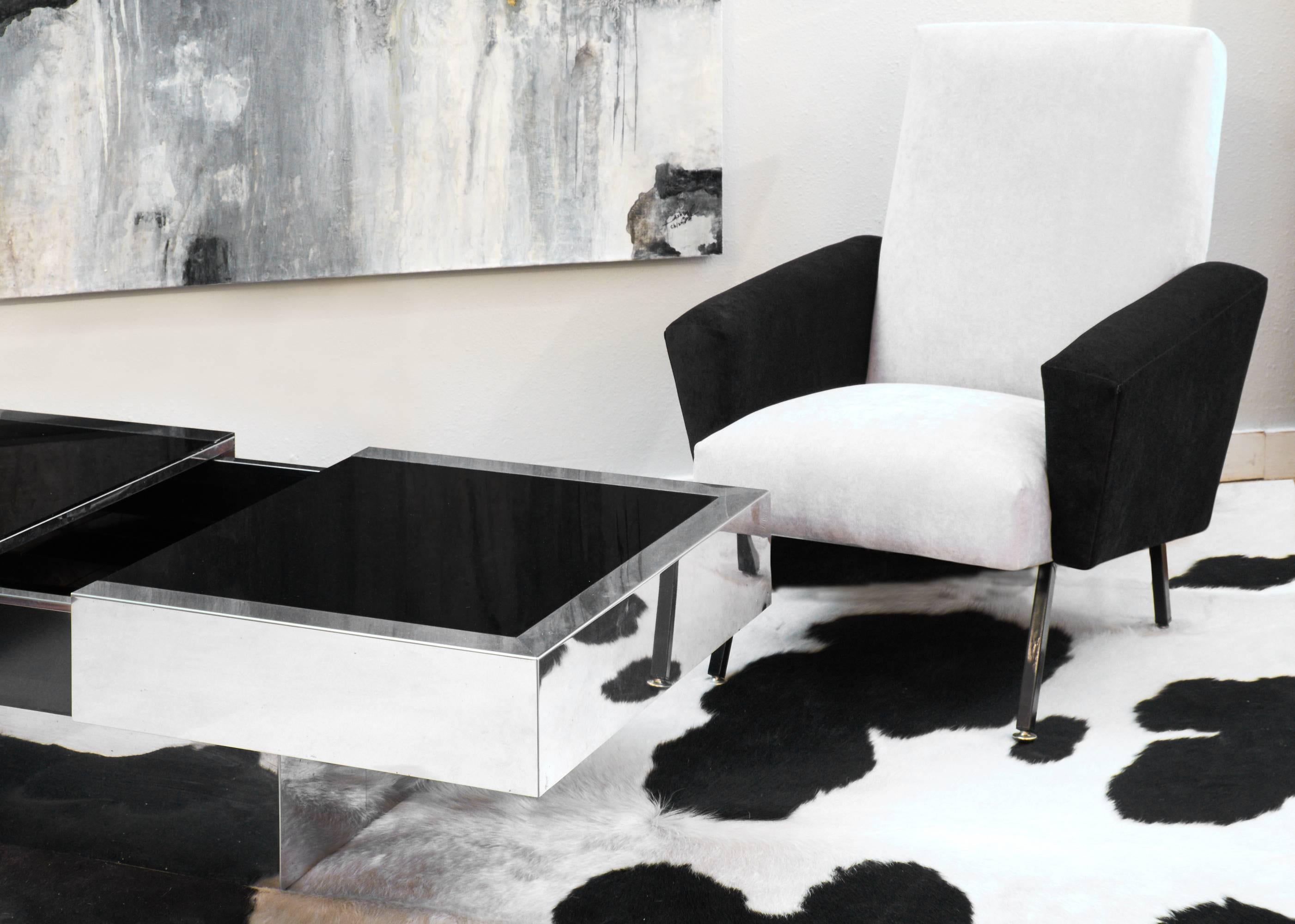 Italian vintage coffee table designed by Willy Rizzo for Cidue. Steel frame and base with black glass sliding top, which extends to reveal an interior compartment. An iconic dry bar cocktail table.
 