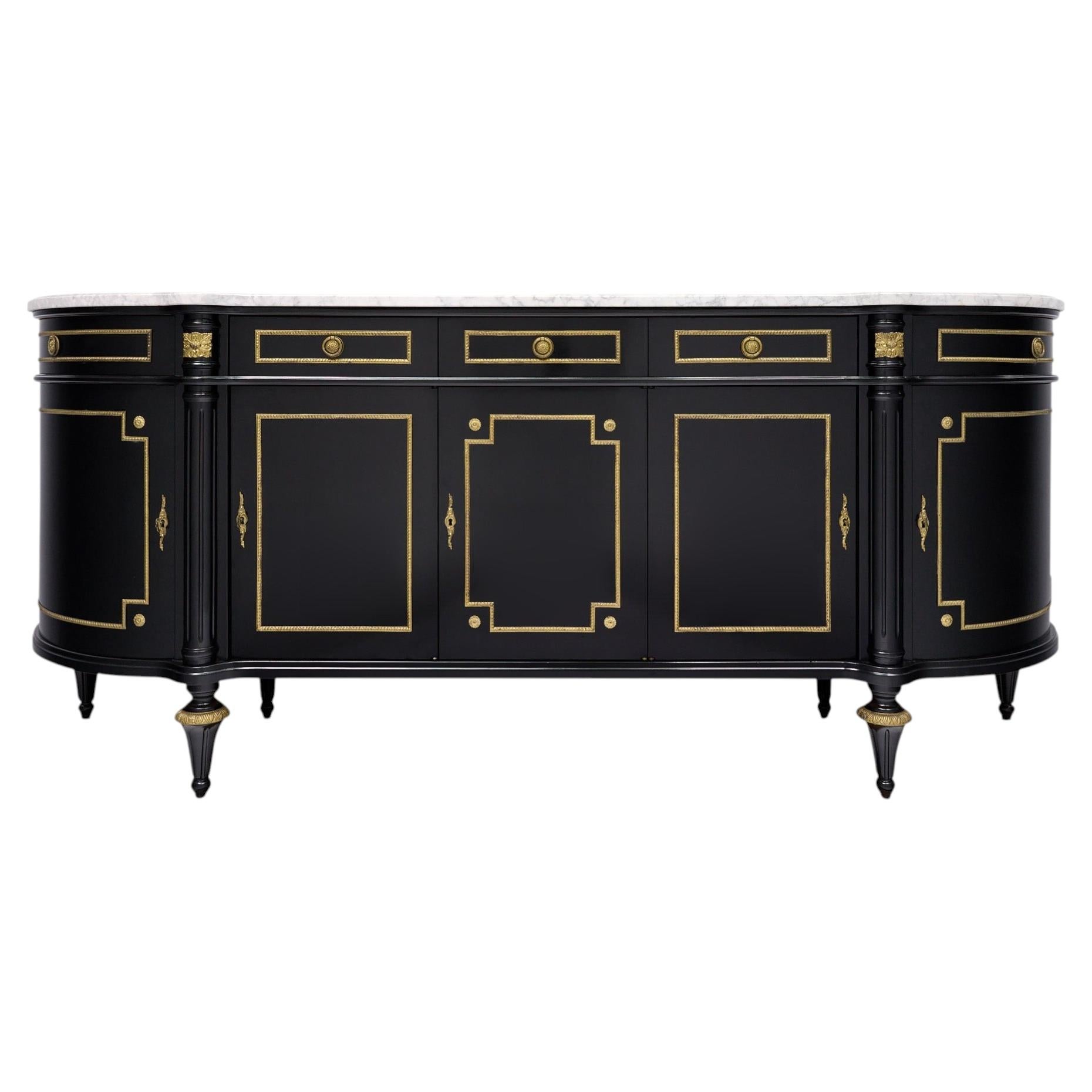 Im Stil Ludwigs XVI., klassisches französisches Halbmond-Buffet, ebonisiert, um 1920