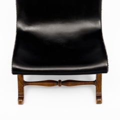Juego de dos sillones de descanso de mediados de siglo, de cuero negro y madera, diseñados por Valenti