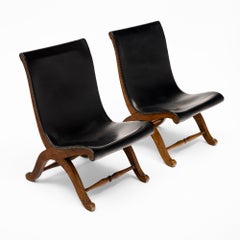 Paire de fauteuils de salon en cuir noir et bois du milieu du siècle, signés Valenti