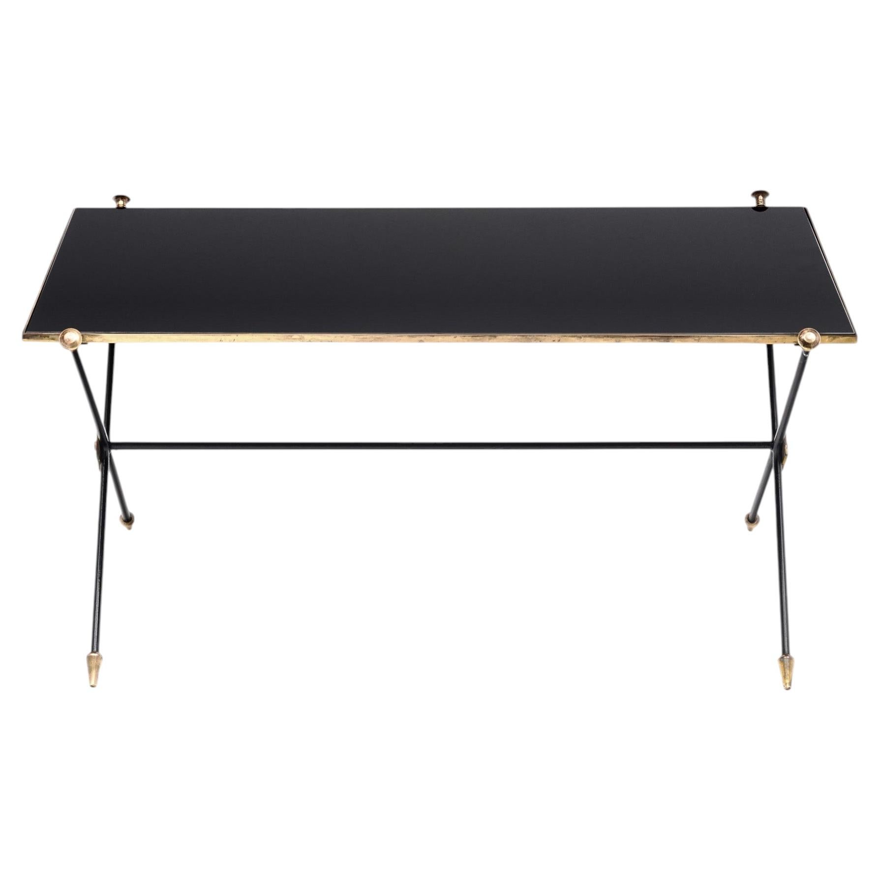 Table basse française du milieu du siècle en verre noir, fer et laiton en vente