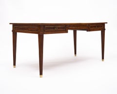 Französischer „Bureau Plat“ im Stil Ludwigs XVI. aus Eiche im Provinzstil mit grüner Lederplatte