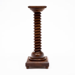 Pedestal con sacacorchos de nogal de la época Art Déco francesa, hacia 1920