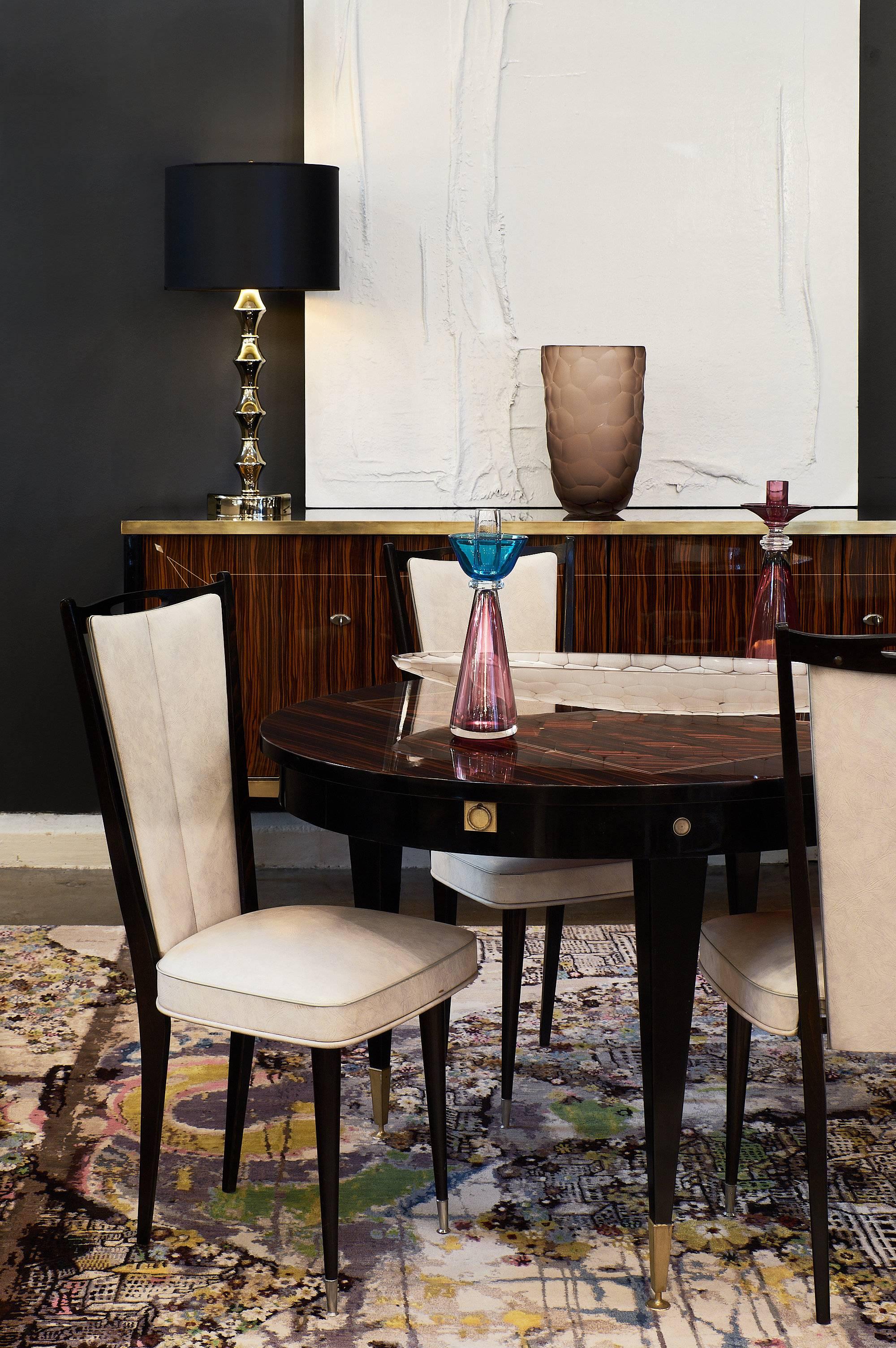 Lampes modernistes en verre de Murano en verre fumé soufflé à la main et feuille d'or 23 carats superposés. Les éléments polyédriques confèrent aux lampes une douce dynamique et un aspect moderniste. Cette paire a été recâblée pour le marché