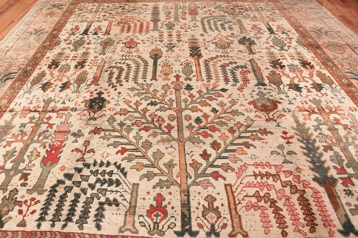 Beautiful Ivory Background Antique Turkish Oushak Carpet In Excellent Condition In New York, NY