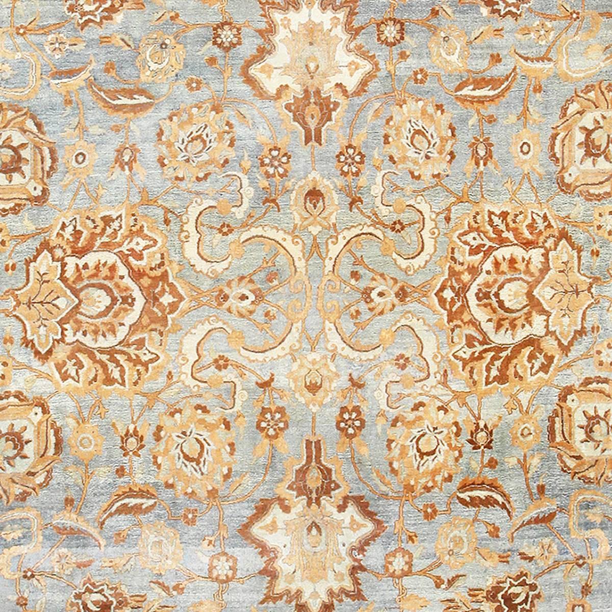 Grand tapis persan bleu clair Kerman 48869, Pays d'origine / Type de tapis : Tapis persans, Circa Date : 1920 - Size : 10 ft 6 in x 19 ft (3.2 m x 5.79 m)

Les tisserands de Kerman produisent depuis près de 400 ans des tapis parmi les plus beaux du