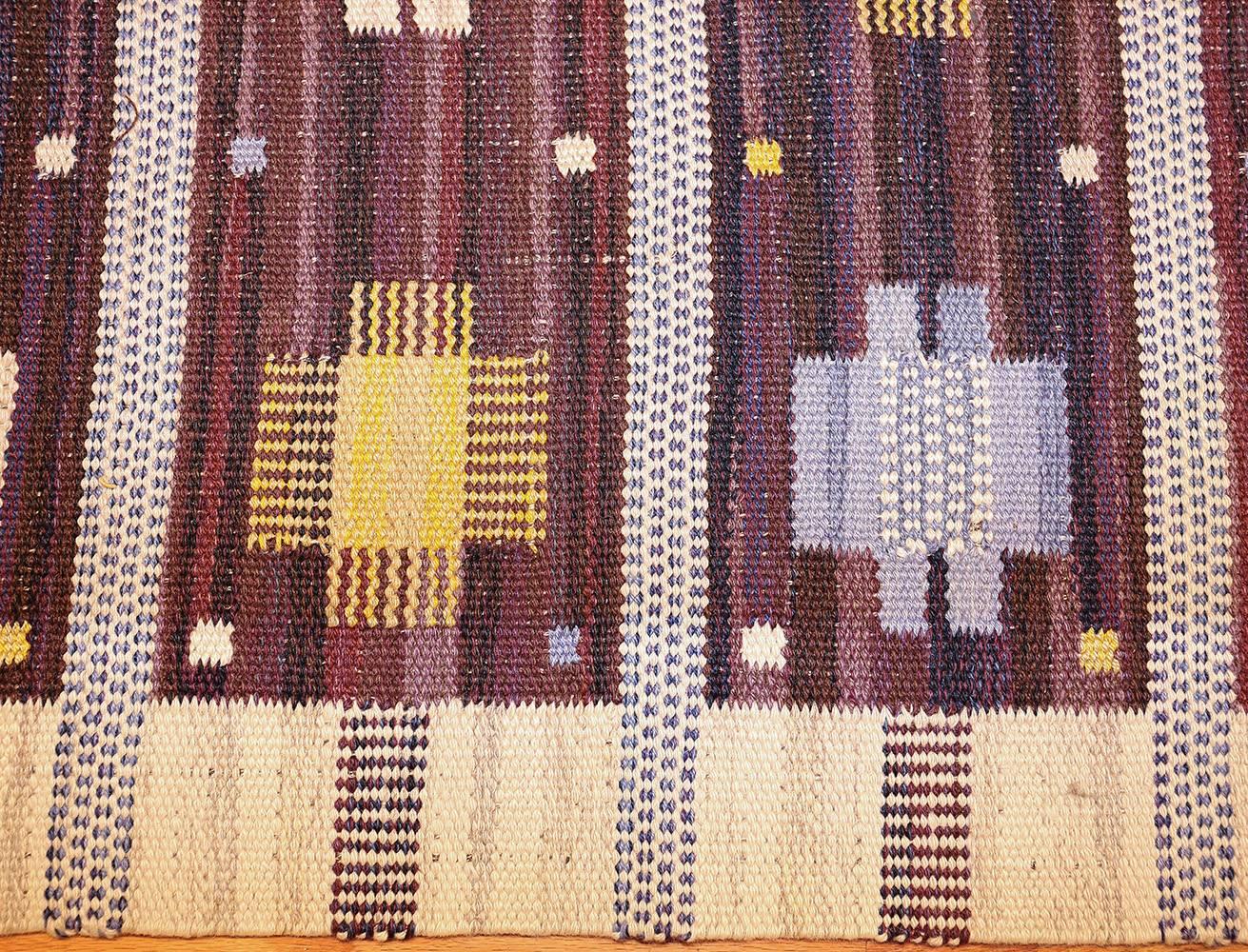 Swedish rugs – Swedish rugs and carpets have a long history in Scandinavian weaving which reaches right into the Modern period. An established form of Swedish folk weaving, “Rollakans” were used as coverlets or flat woven tapestry rugs. Swedish rugs