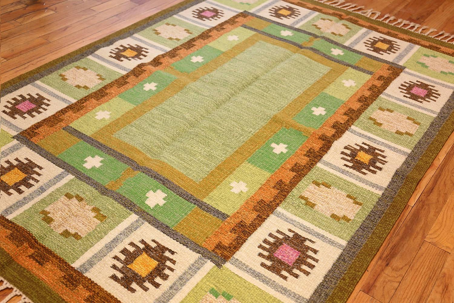 Vintage Scandinavian Swedish Kilim Rug In Excellent Condition In New York, NY