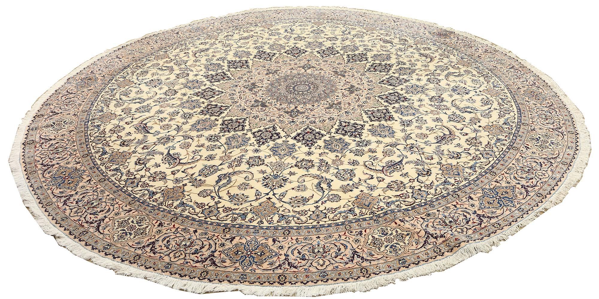 Round Vintage Nain Persian Rug In Excellent Condition In New York, NY