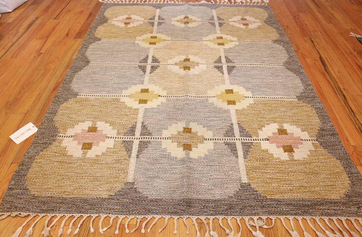Hand-Woven Vintage Swedish Kilim by Ingegerd Silow. Size: 5 ft 5 in x 7 ft 6 in 