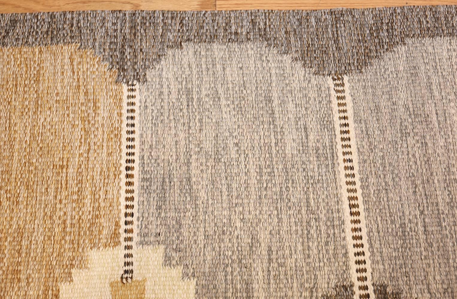 Vintage Swedish Kilim by Ingegerd Silow. Size: 5 ft 5 in x 7 ft 6 in  In Excellent Condition In New York, NY