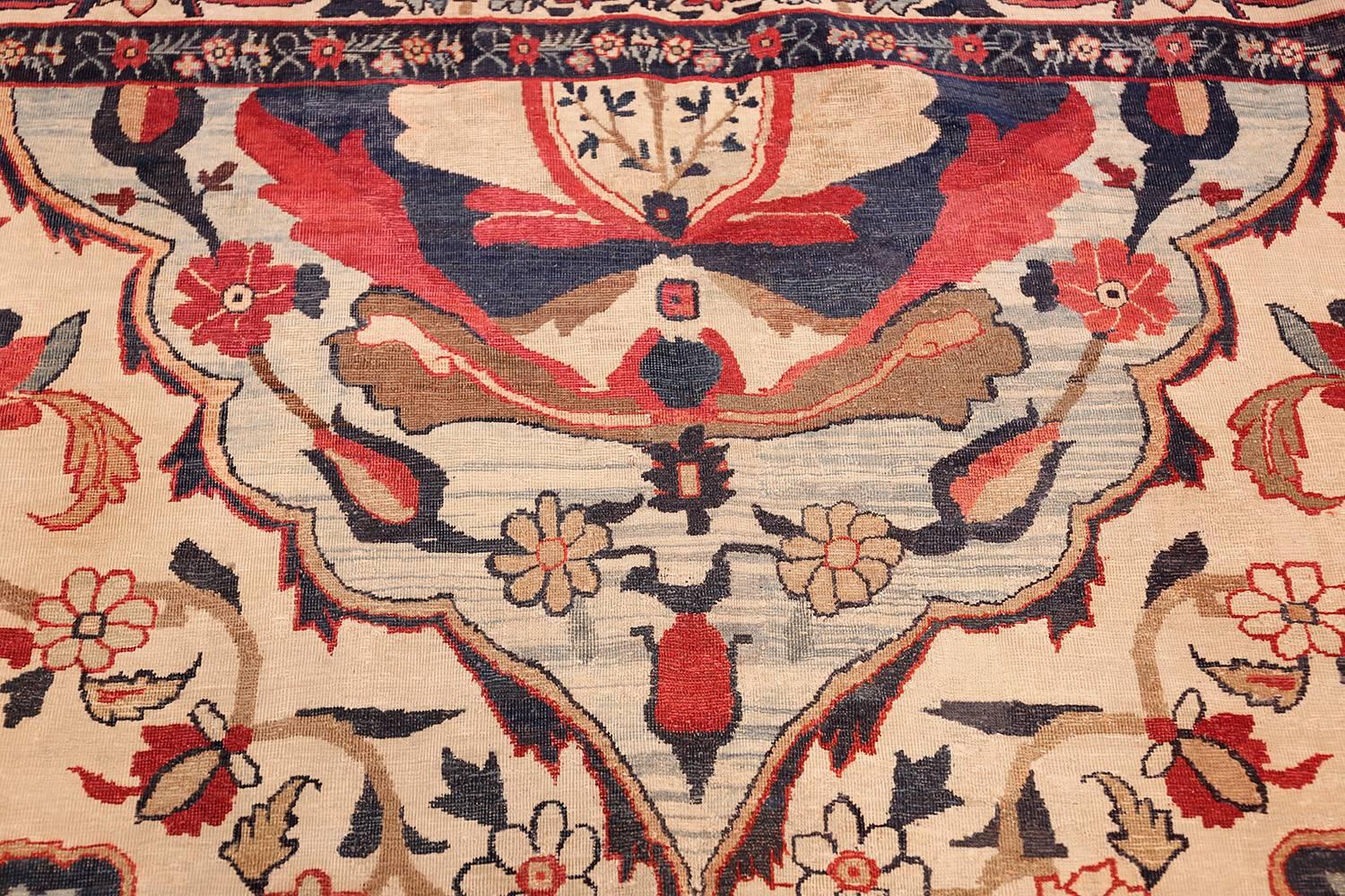 Antique Persian Kerman Rug. Size: 9 ft x 11 ft 6 in (2.74 m x 3.51 m) In Good Condition In New York, NY