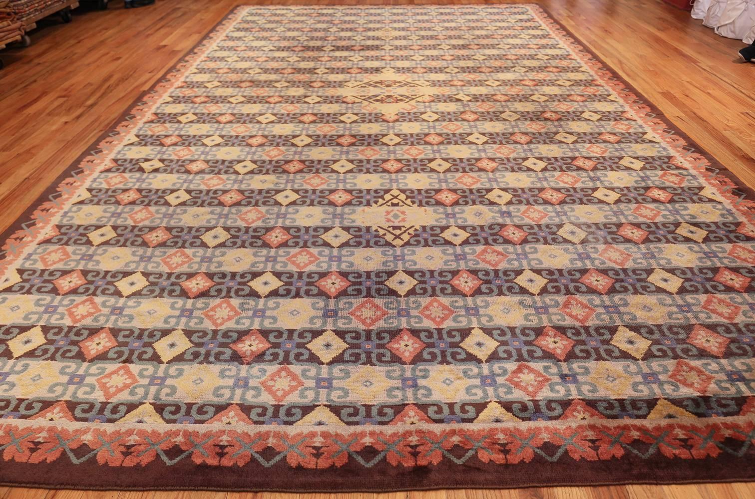 Magnificent large vintage Mid-Century English Axminster rug, country of origin / rug type: England rug, date circa mid–20th century. This vintage English Axminster rug was created in the middle of the twentieth century and features a magnificent and