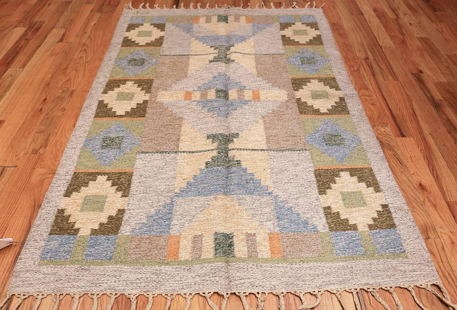 Vintage Swedish Kilim Rug In Excellent Condition In New York, NY
