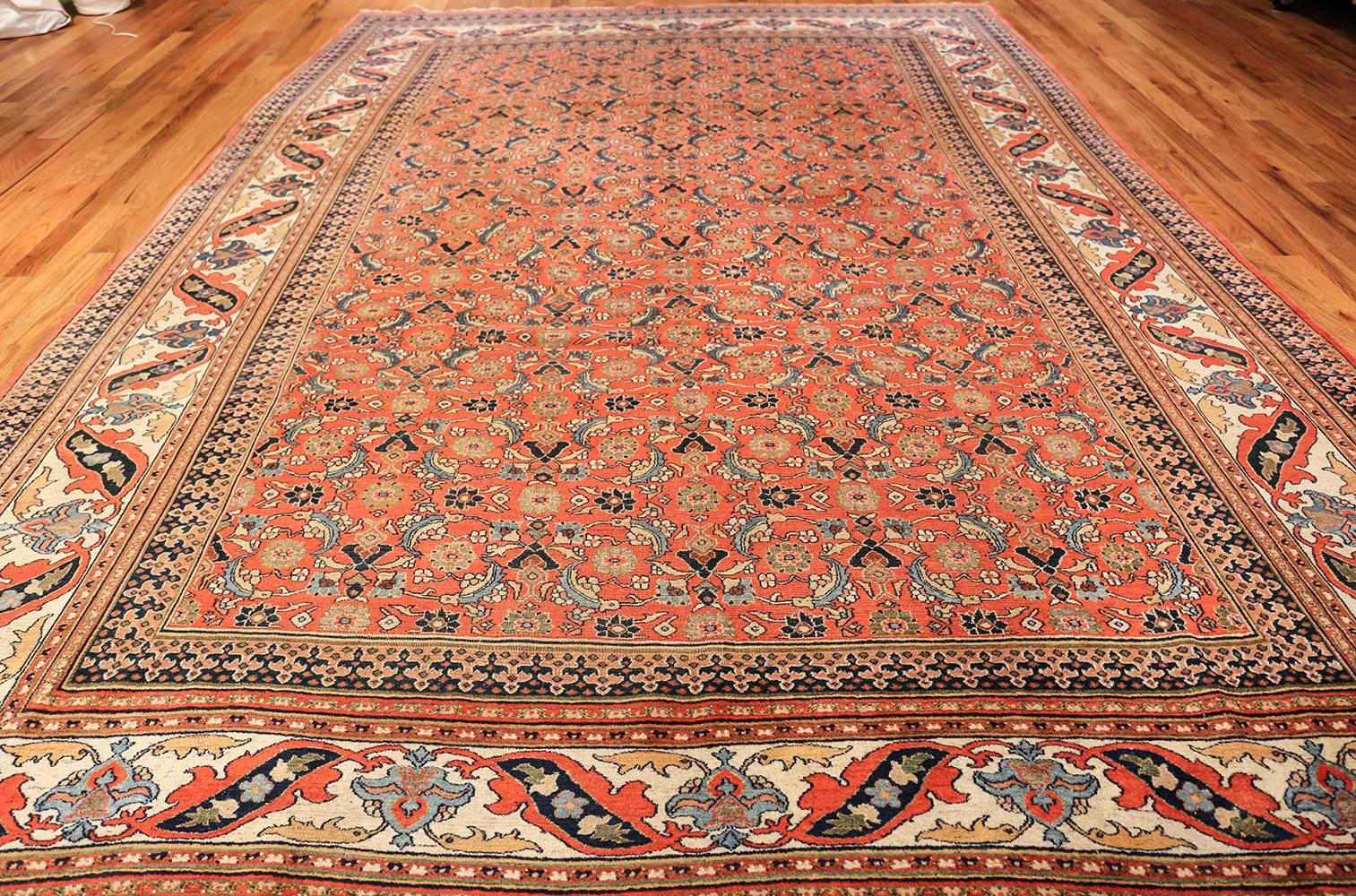 Antique Persian Khorassan Carpet. Size: 9 ft 10 in x 13 ft 9 in (3 m x 4.19 m) In Good Condition In New York, NY
