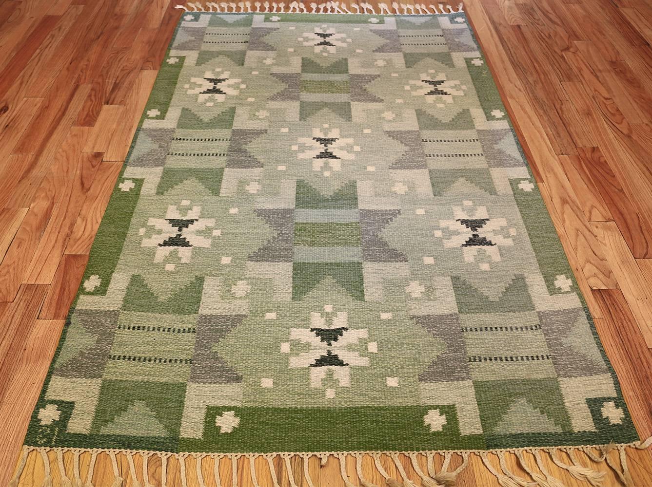 Beautiful green vintage Scandinavian Kilim rug by Ingegerd Silow 49469, country of origin / rug type: Scandinavia rug, date circa mid–20th century. Introduce your home’s interior design to warmth, texture, and comfort with this vintage Scandinavian