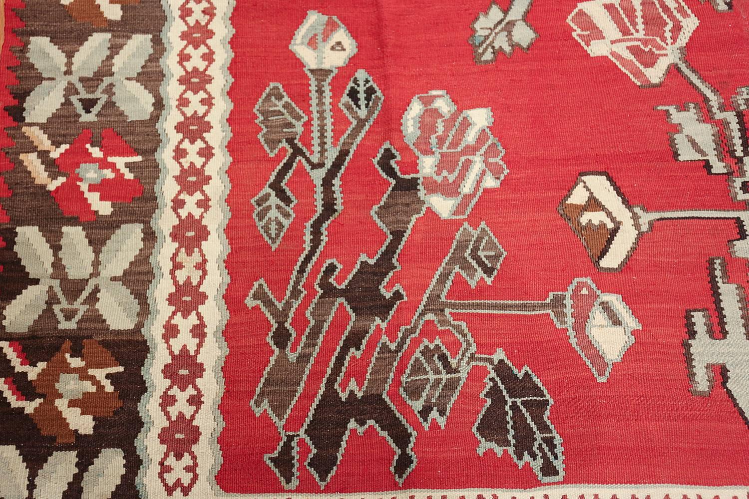 Vintage Floral Turkish Kilim Rug. Size: 8 ft x 9 ft 3 in (2.44 m x 2.82 m) In Excellent Condition In New York, NY