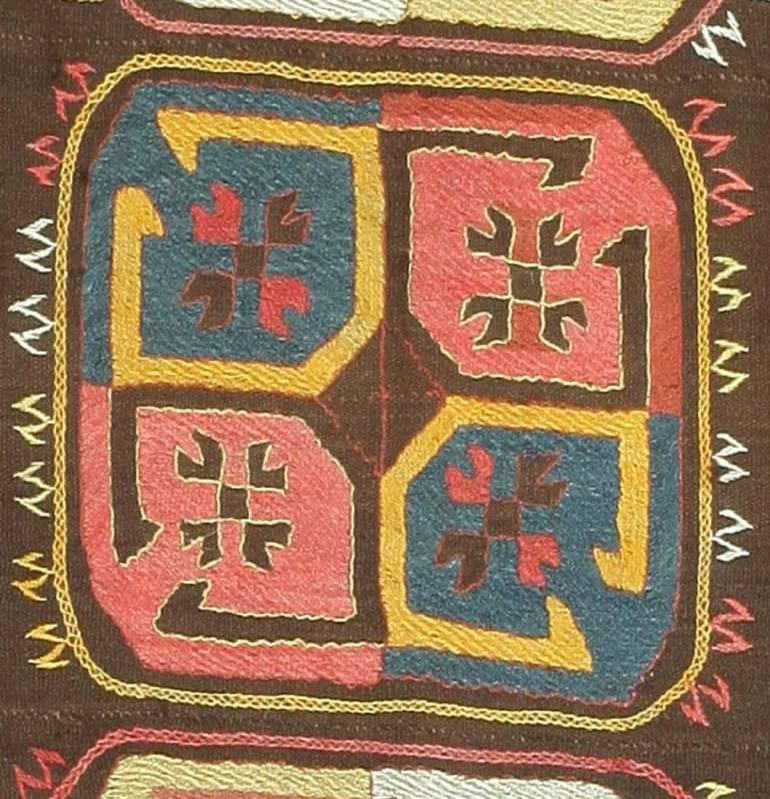 Antike Usbekistan-Stickerei, Herkunftsland / Art des Teppichs: Usbekistan Textilien, Entstehungsdatum: Spätes 19. Jahrhundert -Größe: 4 ft x 6 ft (1,22 m x 1,83 m)

Dieser wunderbare antike Teppich aus Usbekistan zeichnet sich durch ein relativ