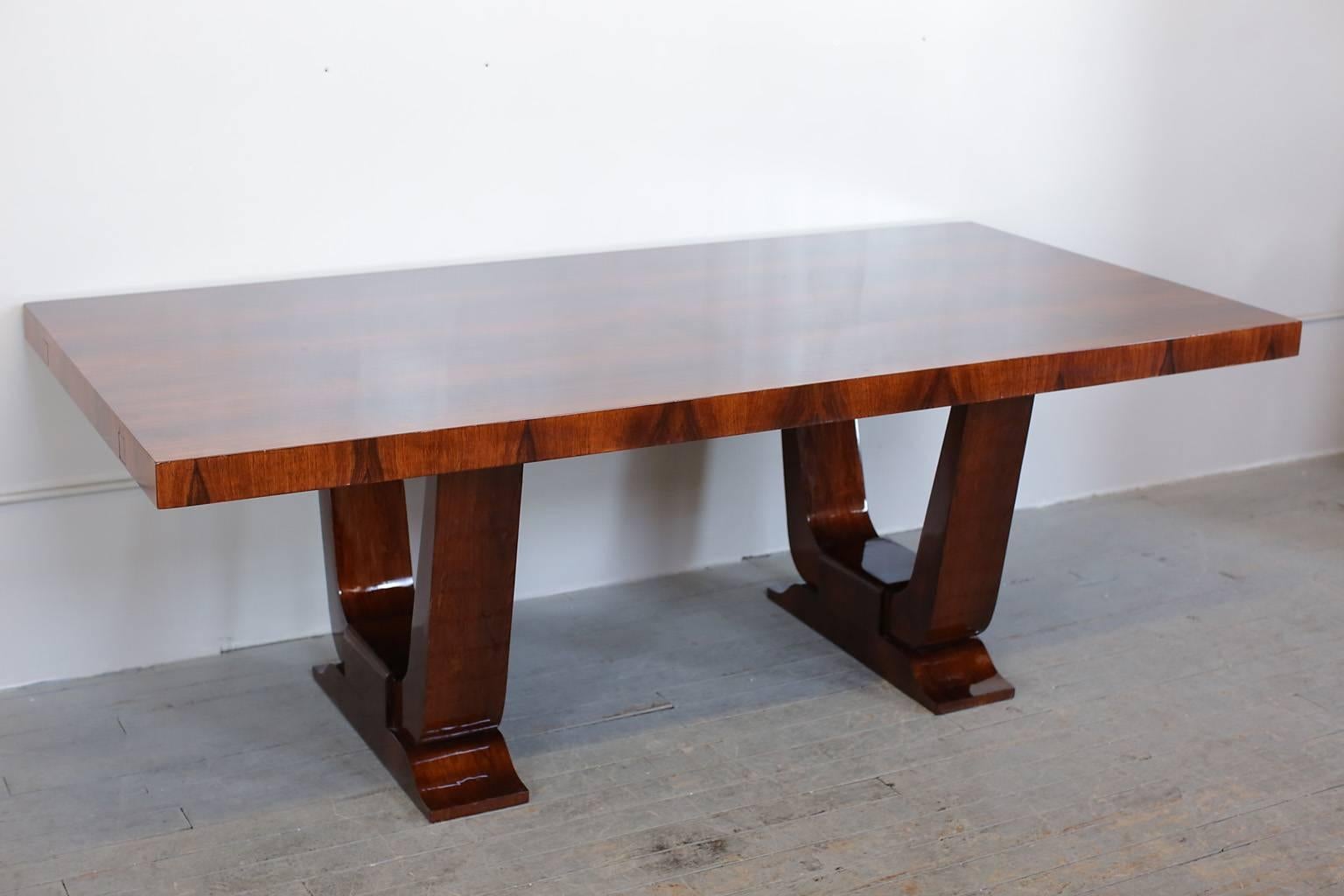 French Art Deco Walnut Dining Table, circa 1940s In Excellent Condition For Sale In New York, NY