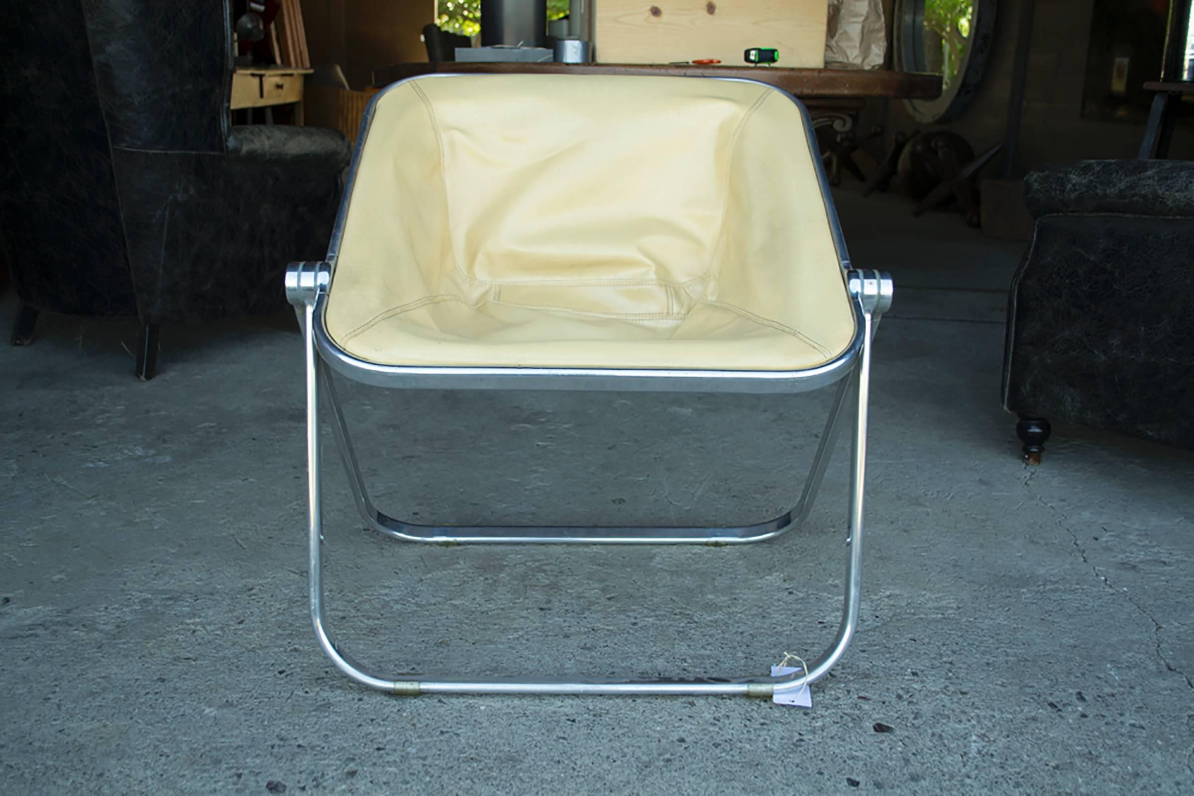 Leather folding chair in yellow buttercream leather. Design by Mid-Century designer Giancarlo Piretti.