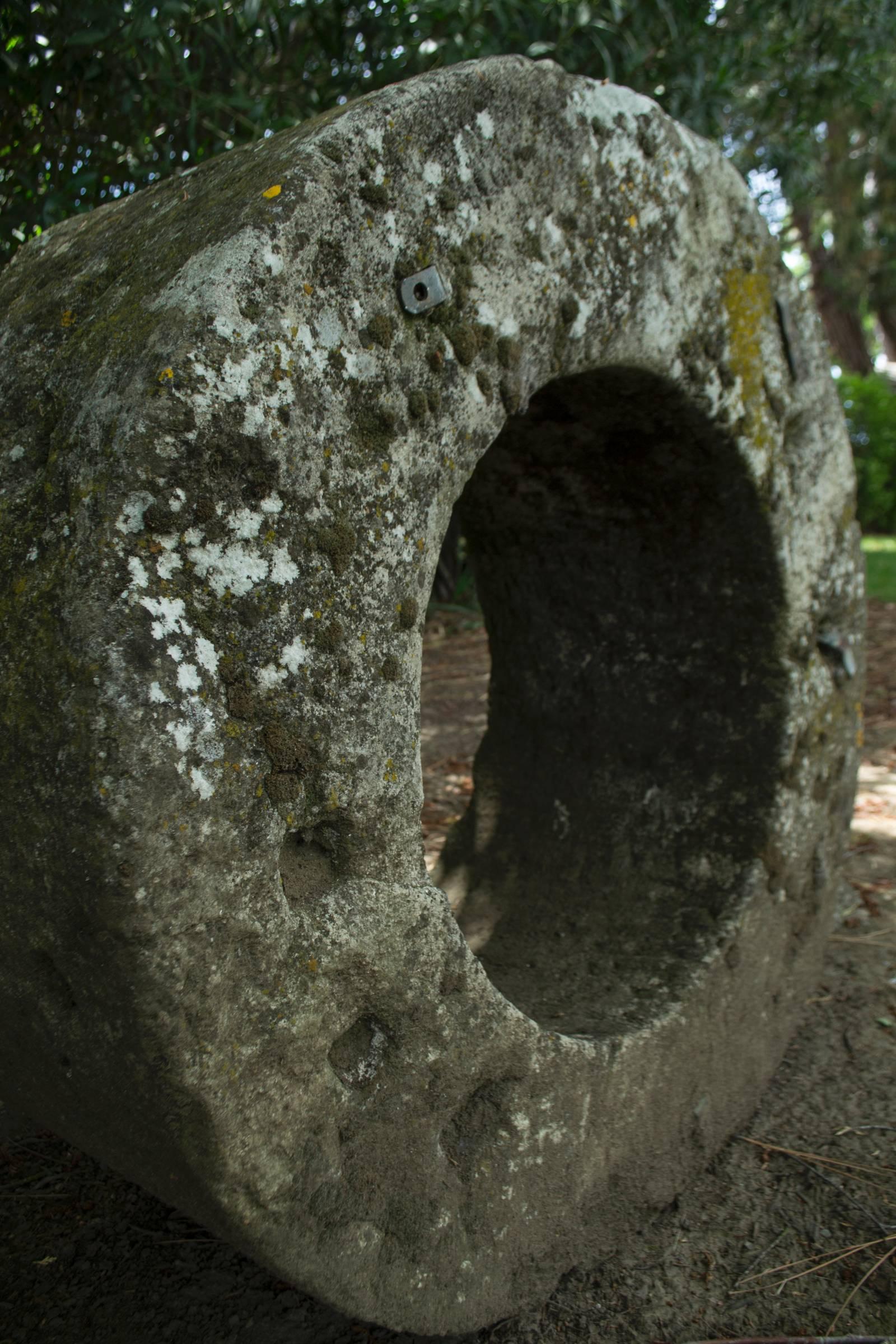 Vieille tête de puits sculptée. Veuillez voir les images pour les détails du lichen et de la patine.