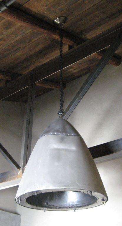 Milieu du XXe siècle Paire de lanternes vintage d'avions à cônes noires, Belgique, vers 1965 en vente