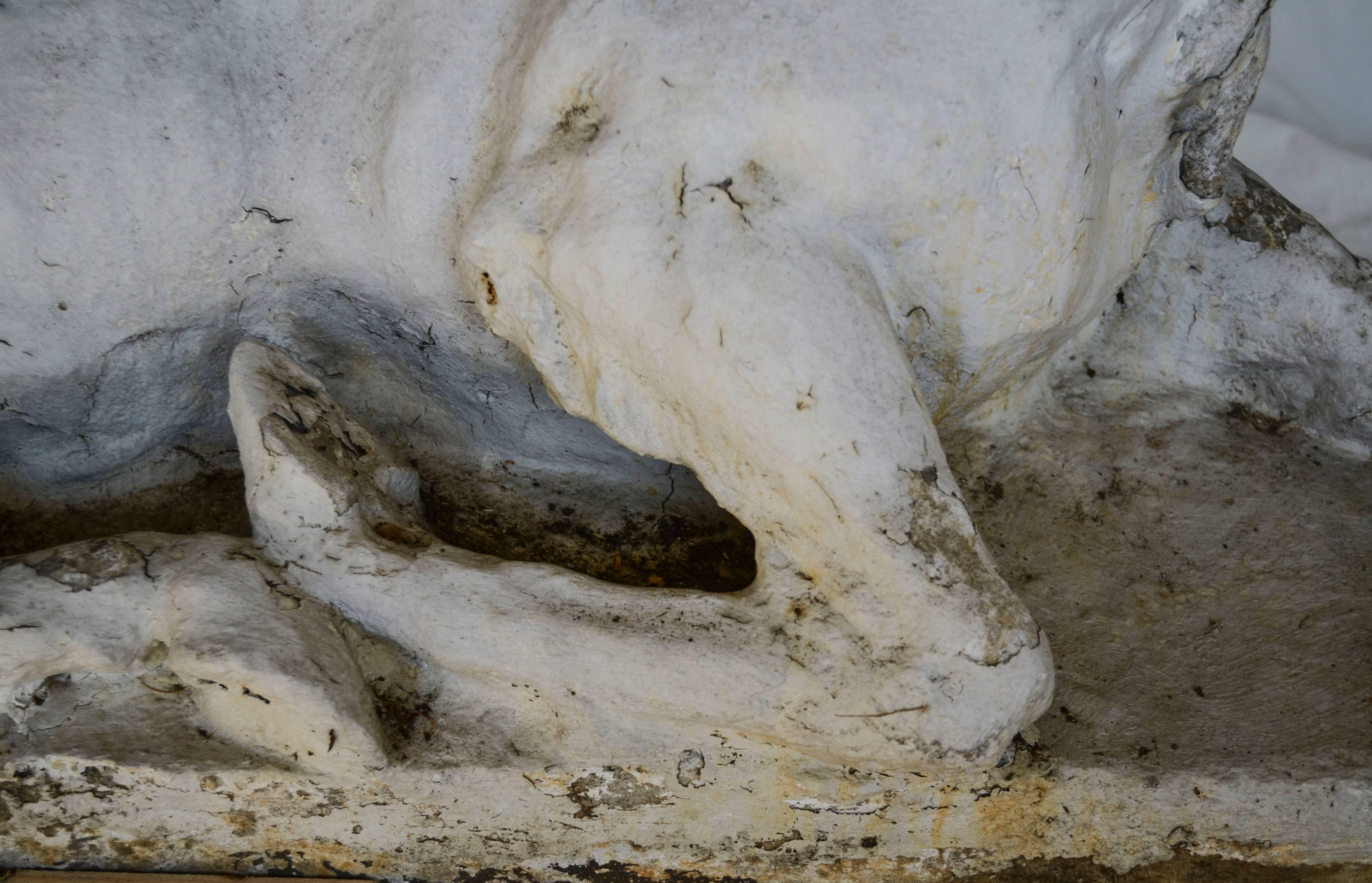 Estatua de jardín de ciervo sentado de piedra fundida en venta 1