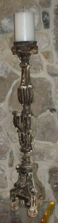 Grand chandelier vintage du 18e siècle, utilisé dans une église romaine, en provenance d'Italie. La face avant est dorée et les deux autres sont peintes en blanc. Merveilleuse patine vintage ainsi que l'état vintage.