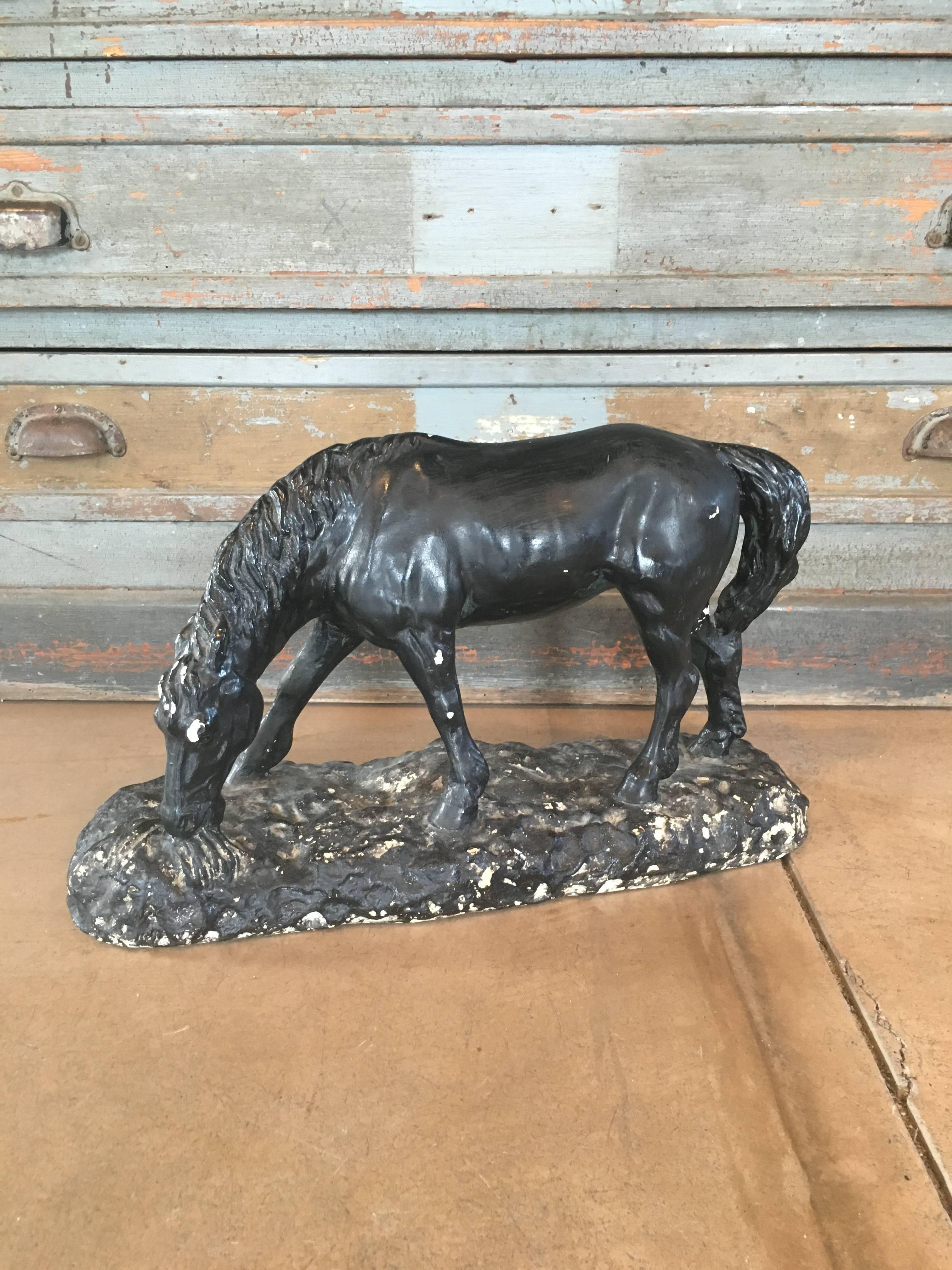 Vieille statue de cheval en plâtre, circa 1900, France. Peint en noir avec un peu de plâtre visible en dessous. Usure mineure correspondant à l'âge et à l'utilisation.

