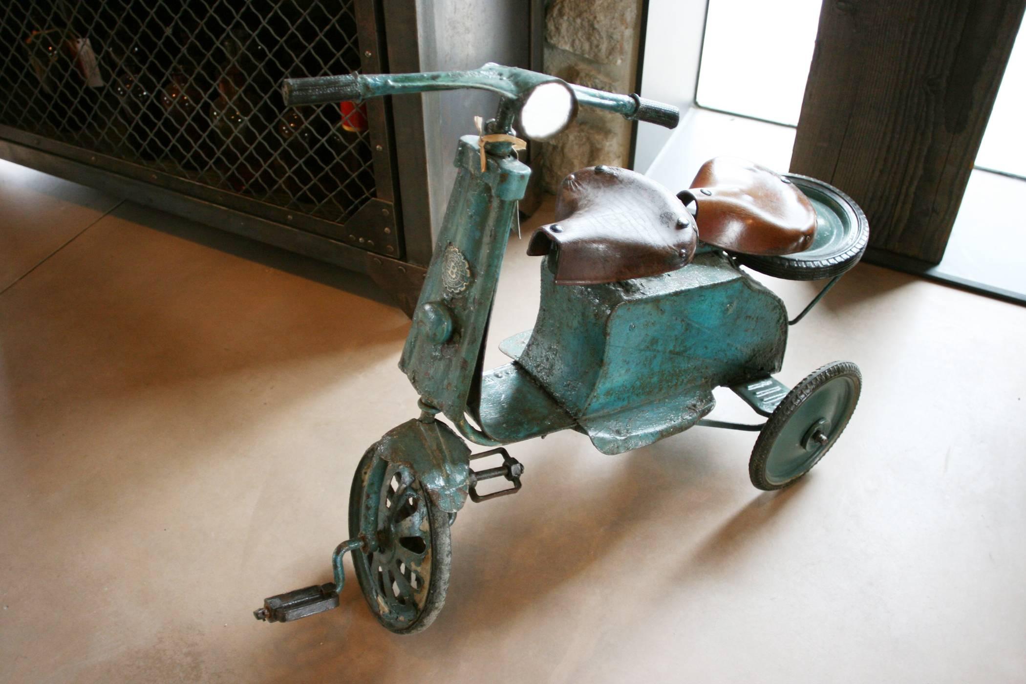 Zweisitziges Vintage-Ein Paarsitzer-Tricycle, Belgien, um 1940 (Belgisch) im Angebot