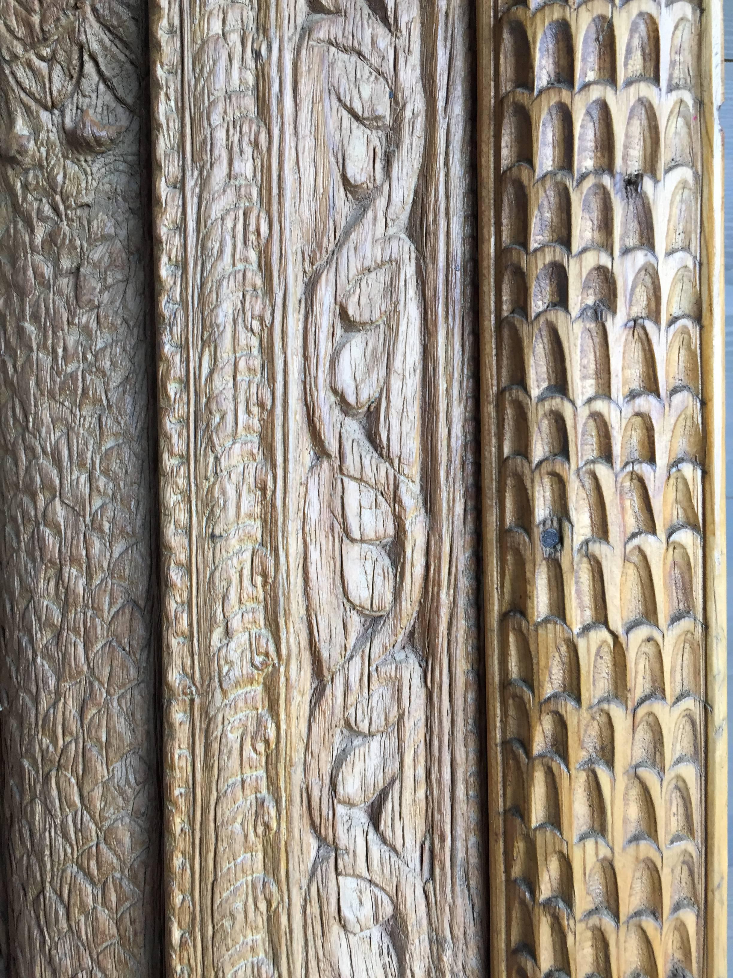 Artisanat Panneaux de porte vintage en bois sculpté en vente