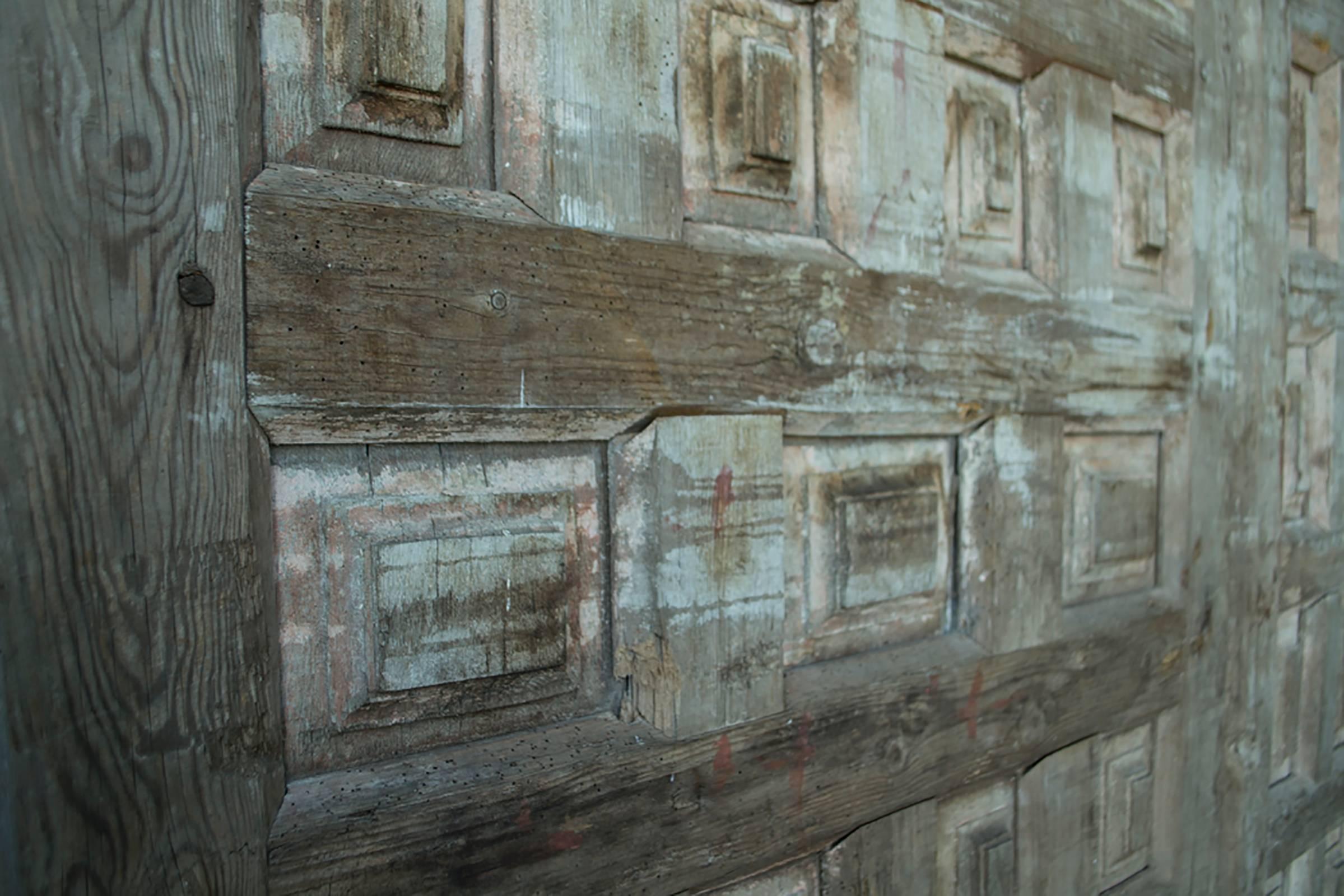 Monumentale Holztüren im Vintage-Stil mit geschnitzten, abgeschrägten Schürzen. 

Der Preis gilt für das Paar 