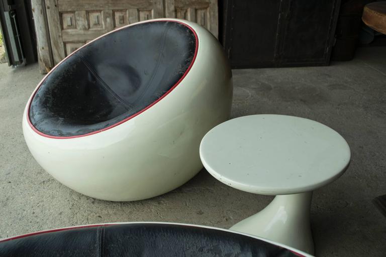 Vintage White Egg Pod Chair Set with Side Table