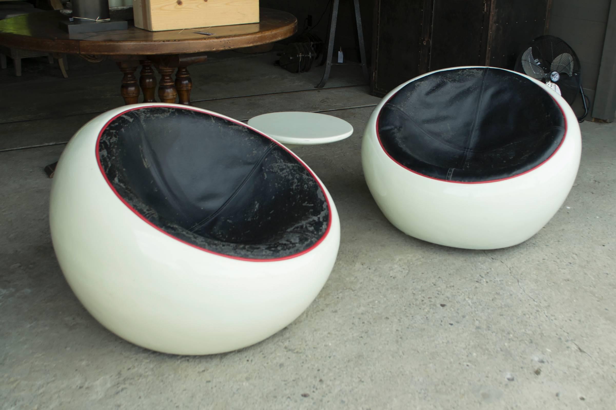Mid-Century Modern Vintage White Egg Pod Chair Set with Side Table For Sale