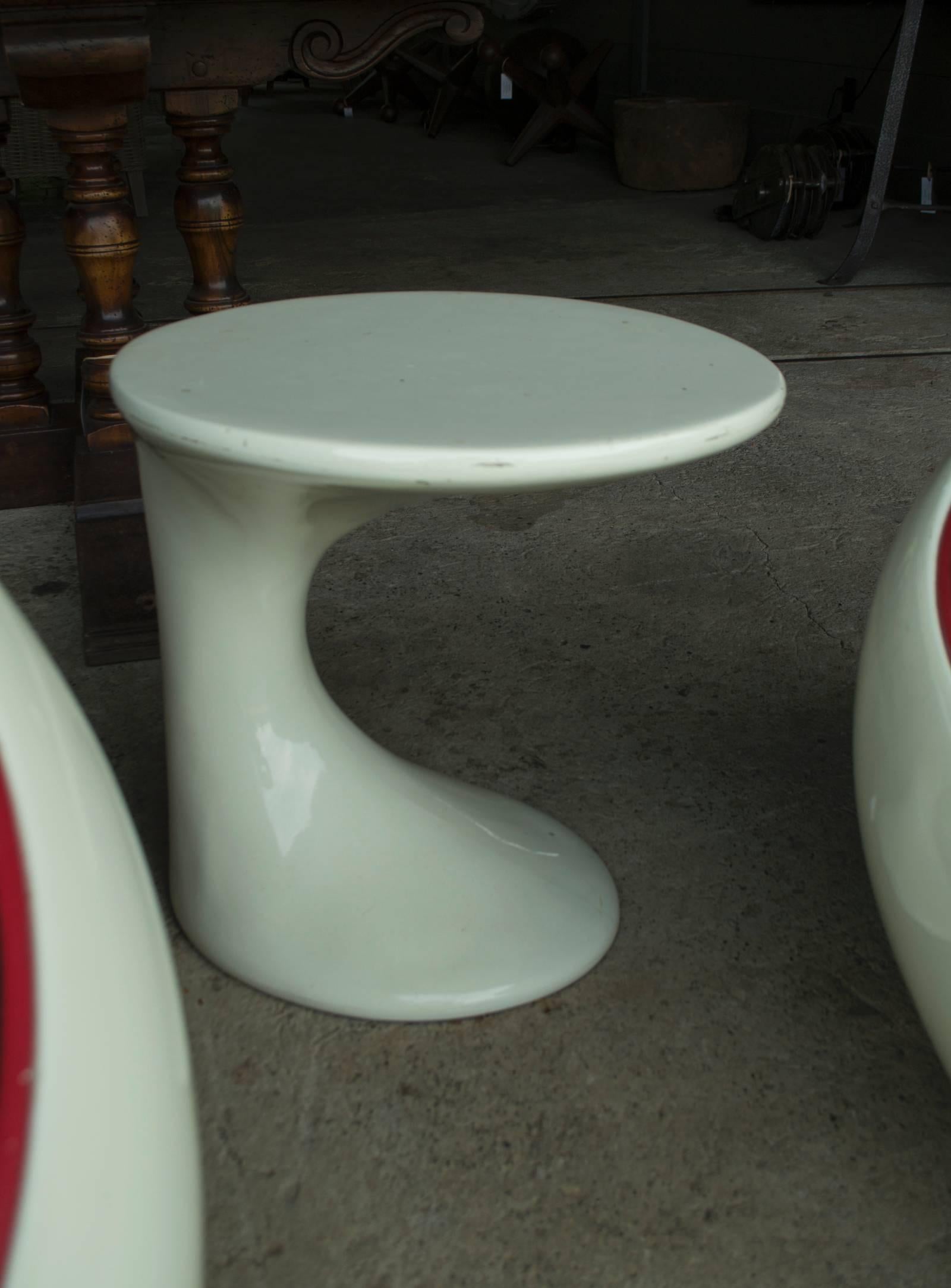 Imitation cuir Ensemble de chaises blanches vintage avec canapés et table d'appoint en vente
