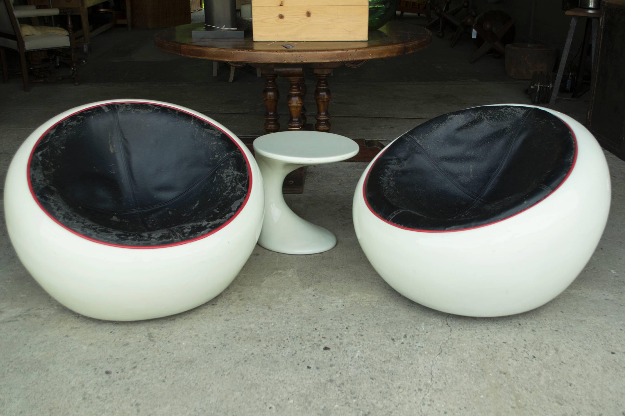 Vintage White Egg Pod Chair Set with Side Table In Fair Condition For Sale In Napa, CA