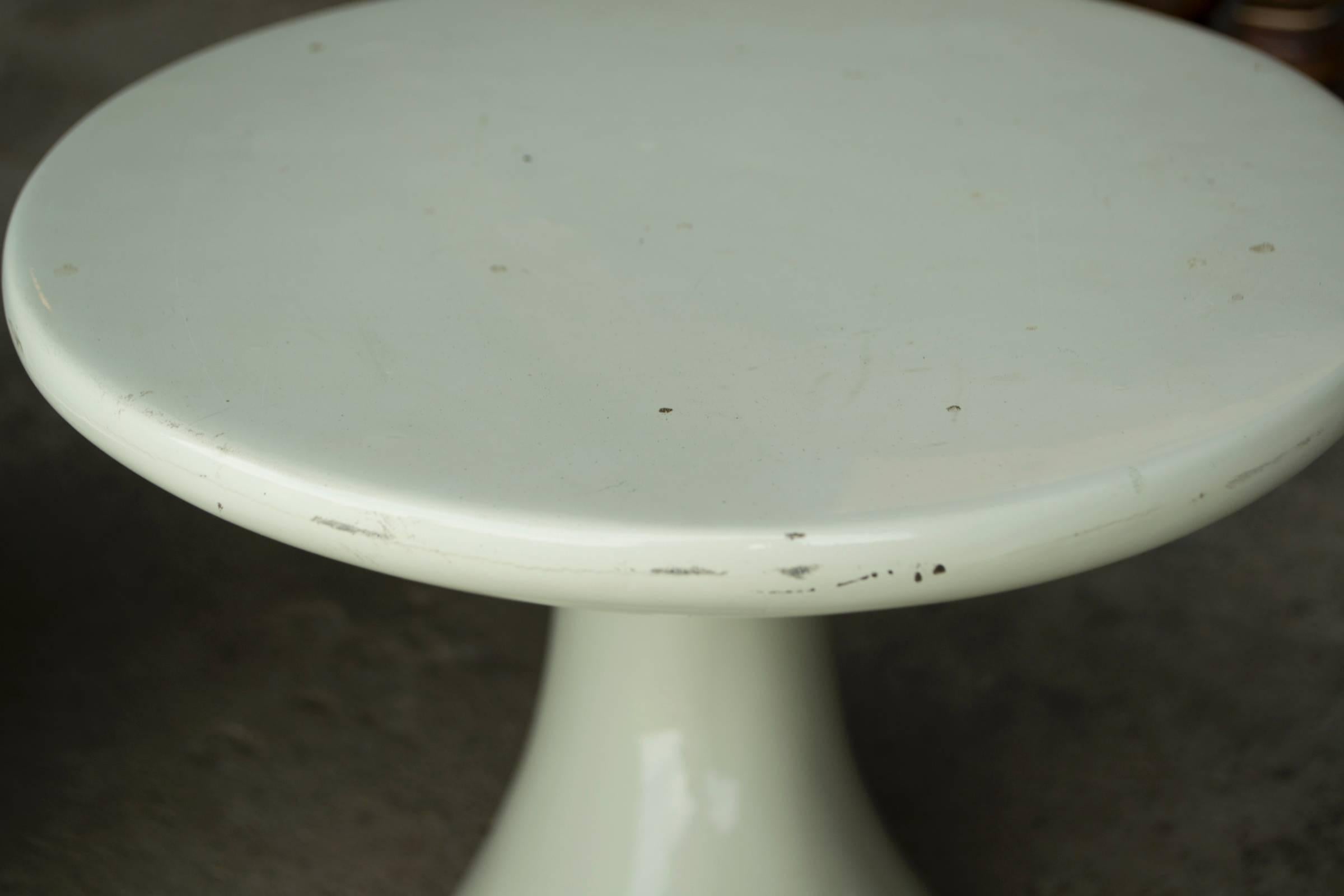 20th Century Vintage White Egg Pod Chair Set with Side Table For Sale