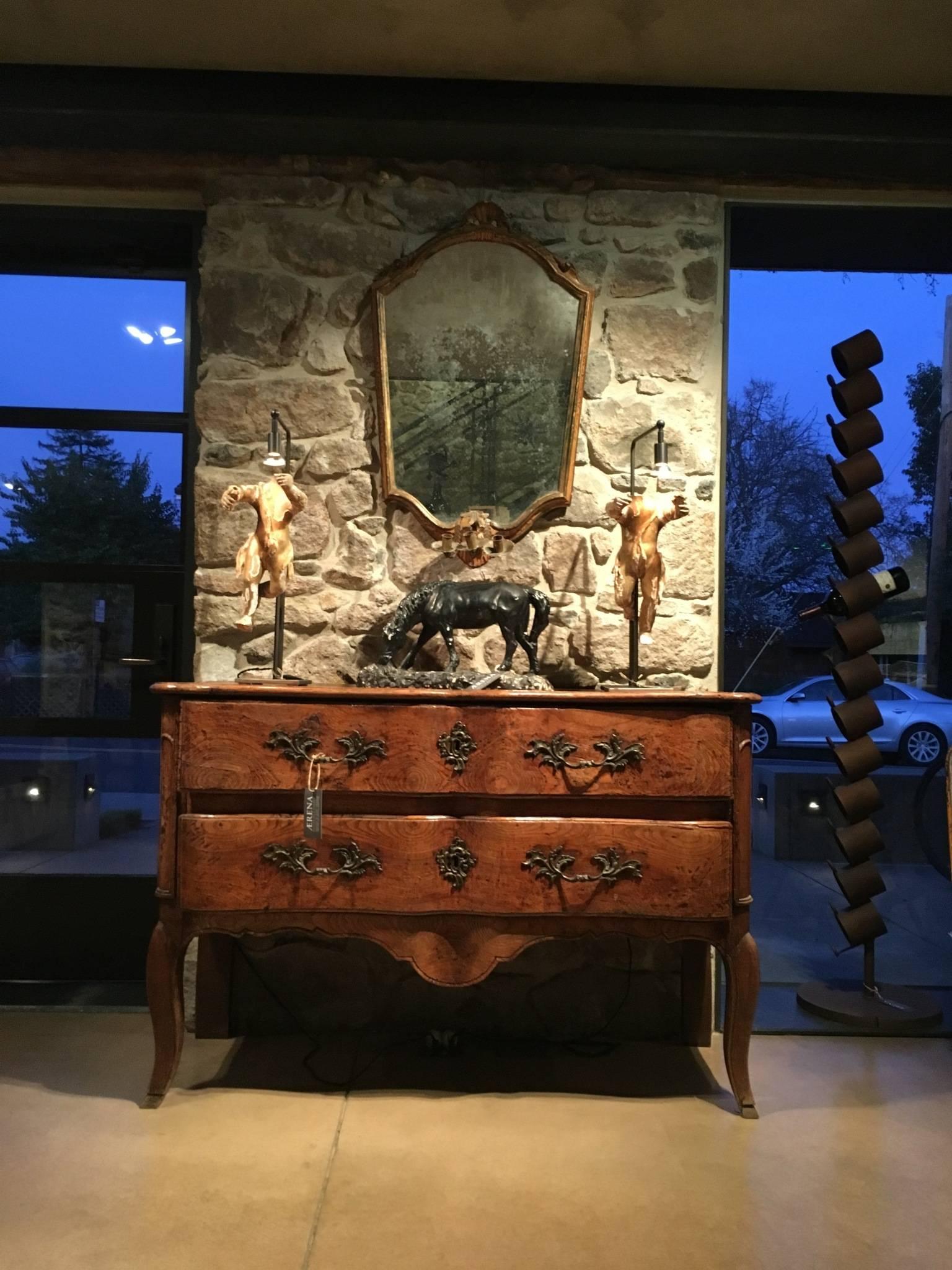 Miroir vénitien du XIXe siècle avec cadre en bois doré peint à la main et bougeoir en trois parties avec motif de feuilles et rosettes. L'armature de la bougie est emboîtée dans le cadre et peut être retirée. Veuillez examiner les images pour