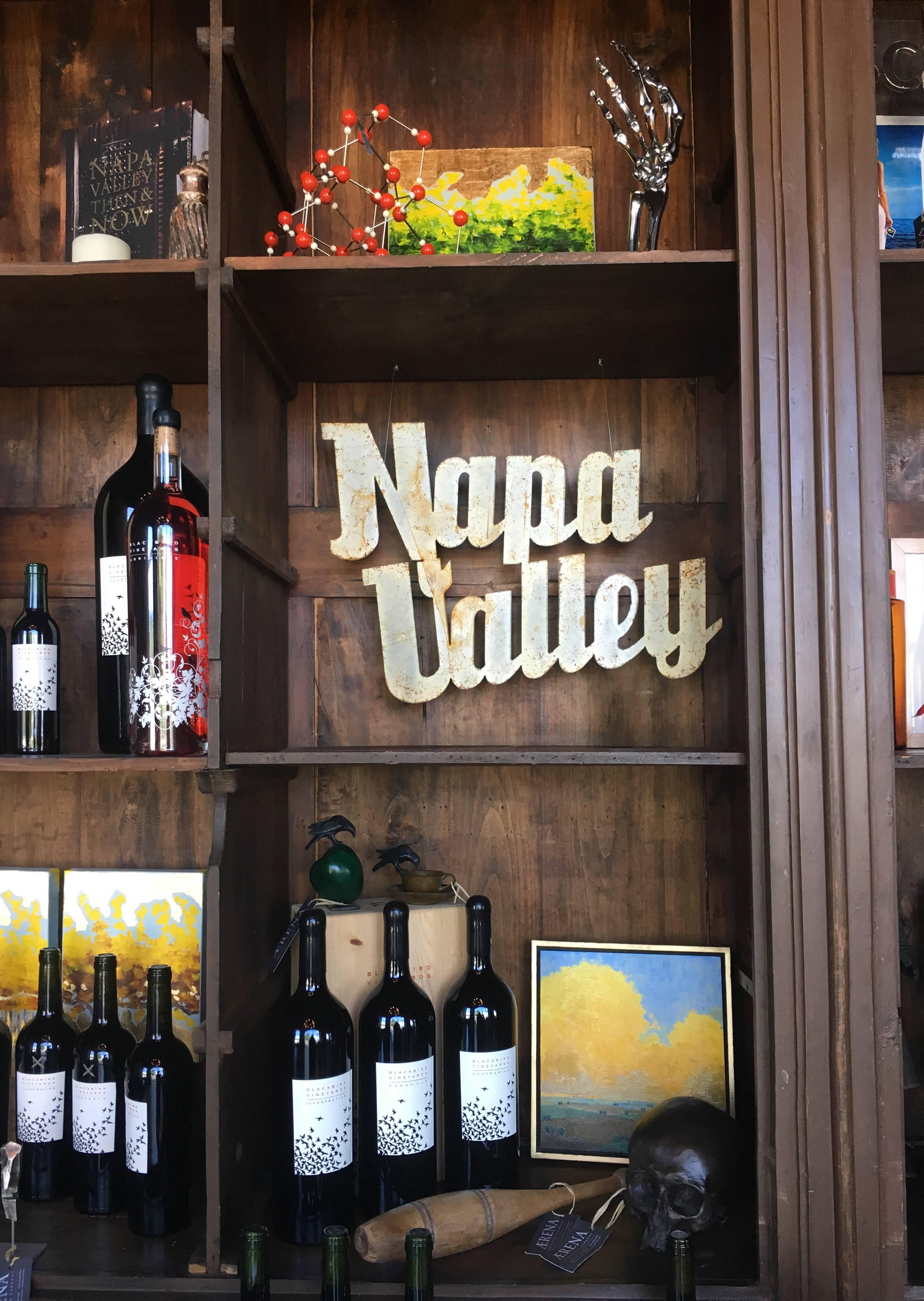 Vintage gemalt Napa Valley Zeichen perfekt für Weinkeller oder Weinland Dekor. 

Das Schild ist aus cremefarben lackiertem Blech mit Patina und Abnutzungserscheinungen; bitte sehen Sie sich die Bilder an, um einen genaueren Blick auf die