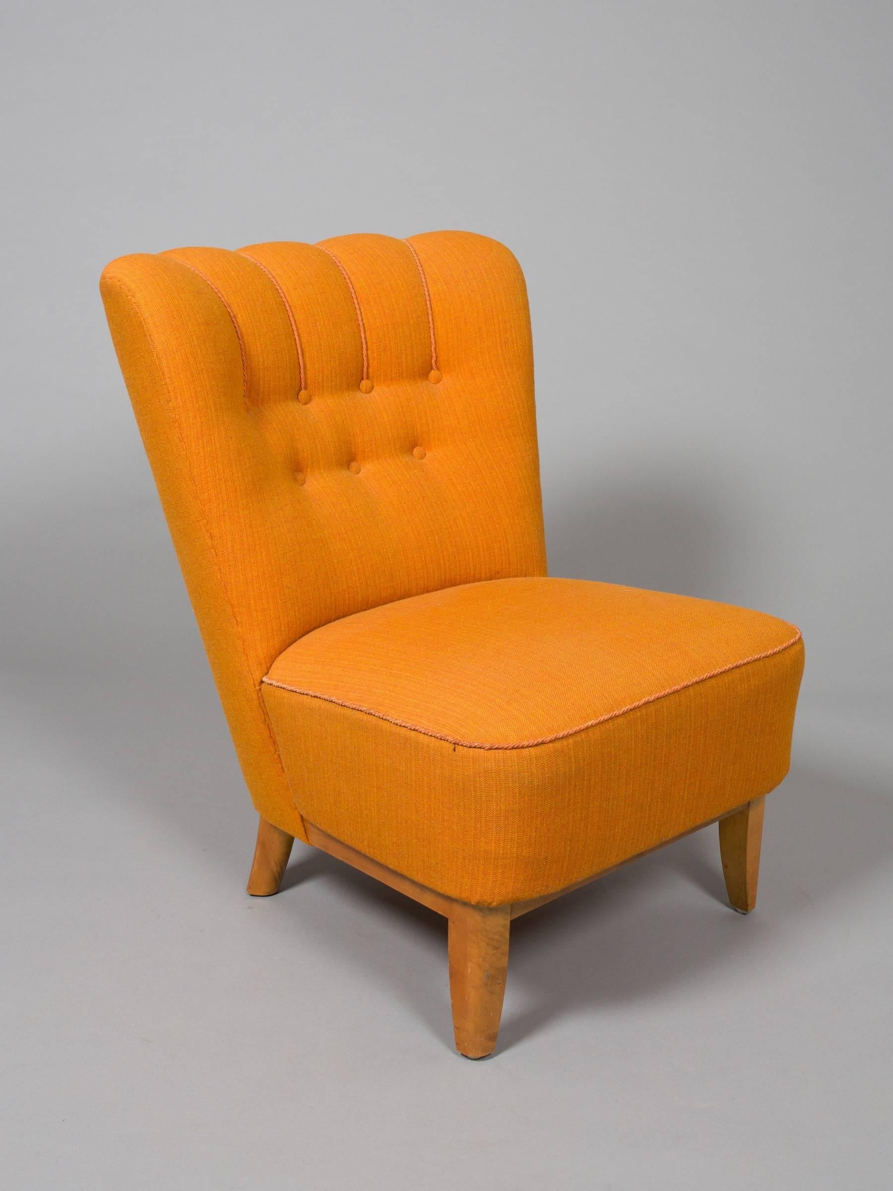 Stylish, Mid-Century Danish armless chairs with birch legs and button tufting. Upholstered in an orange texture fabric. Matching settee available. Very good original condition.
Measures: 19