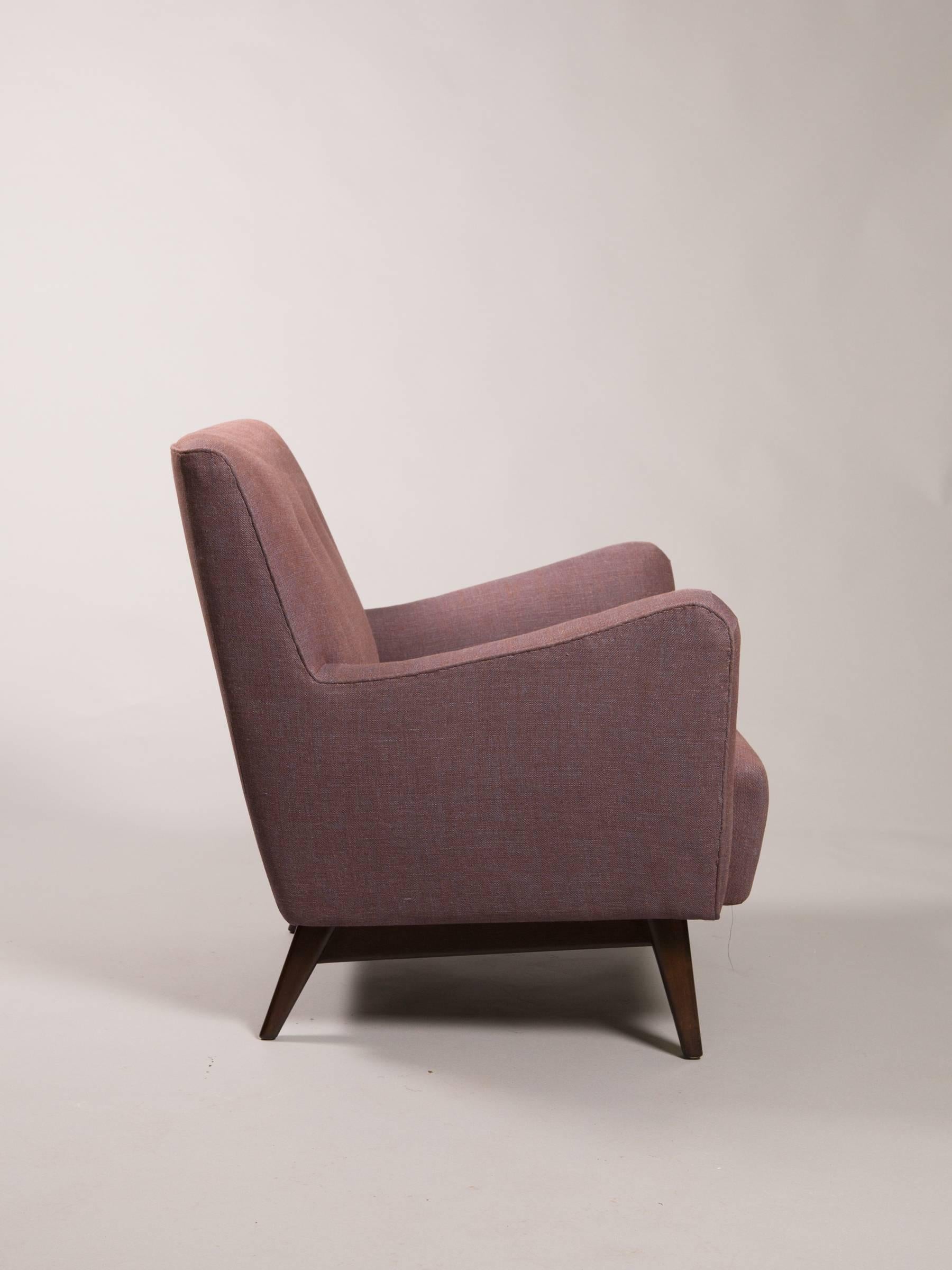 Fully restored and newly upholstered Jens Risom attributed armchair with gently curved arms and button tufting on the back.
Measures: Seat depth - 20.5