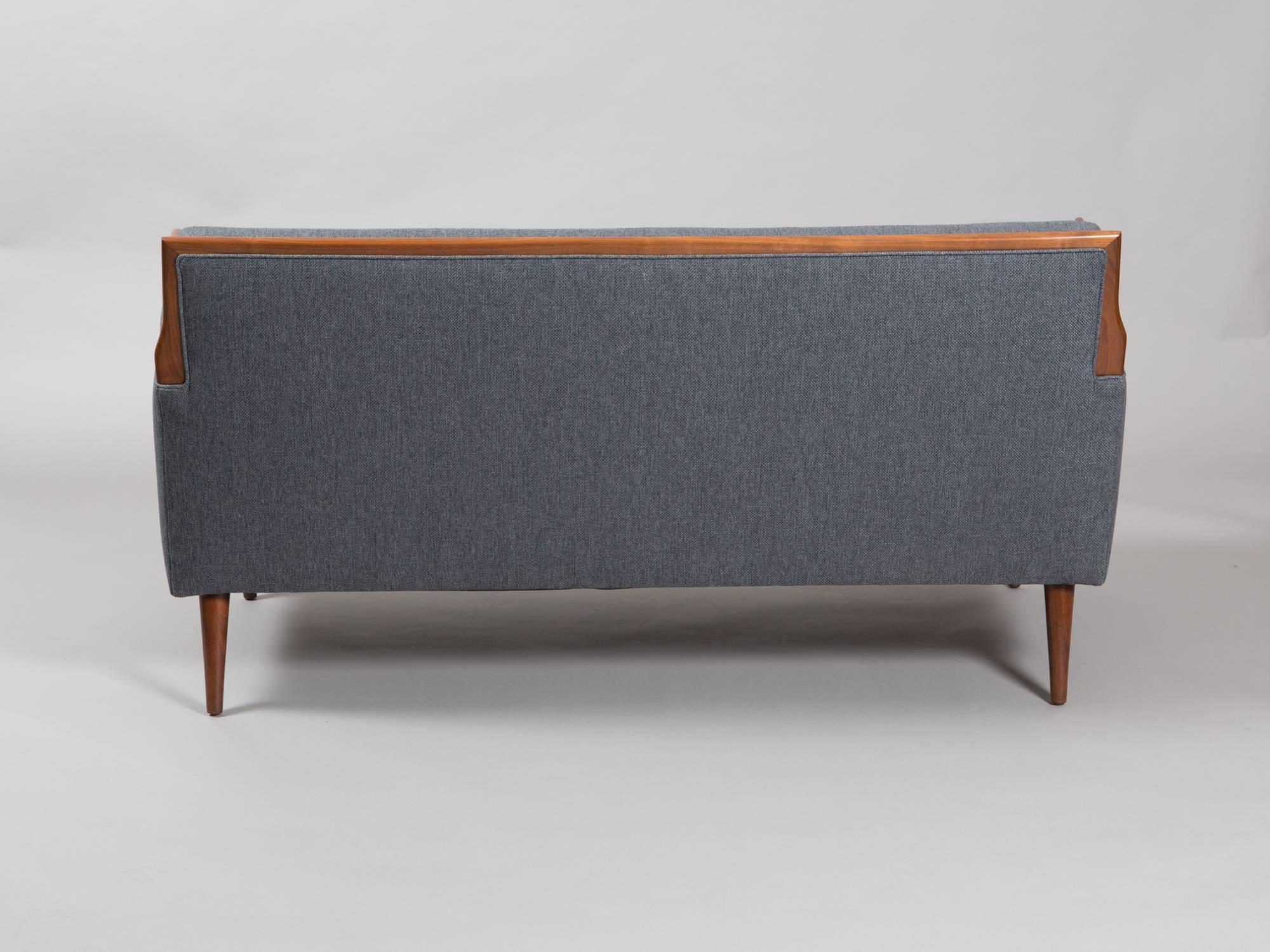 Robsjohn-Gibbings Style Mid-Century Modern Settee In Excellent Condition In New York, NY
