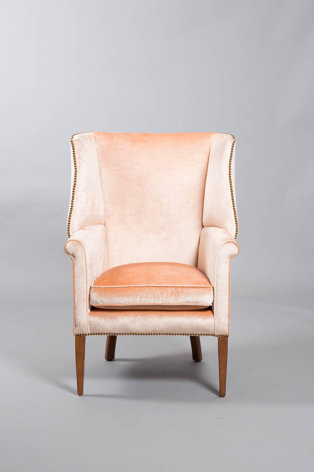 Chic 1950s American wingback armchair with apricot velvet. Great original condition.
Measure: 21.25