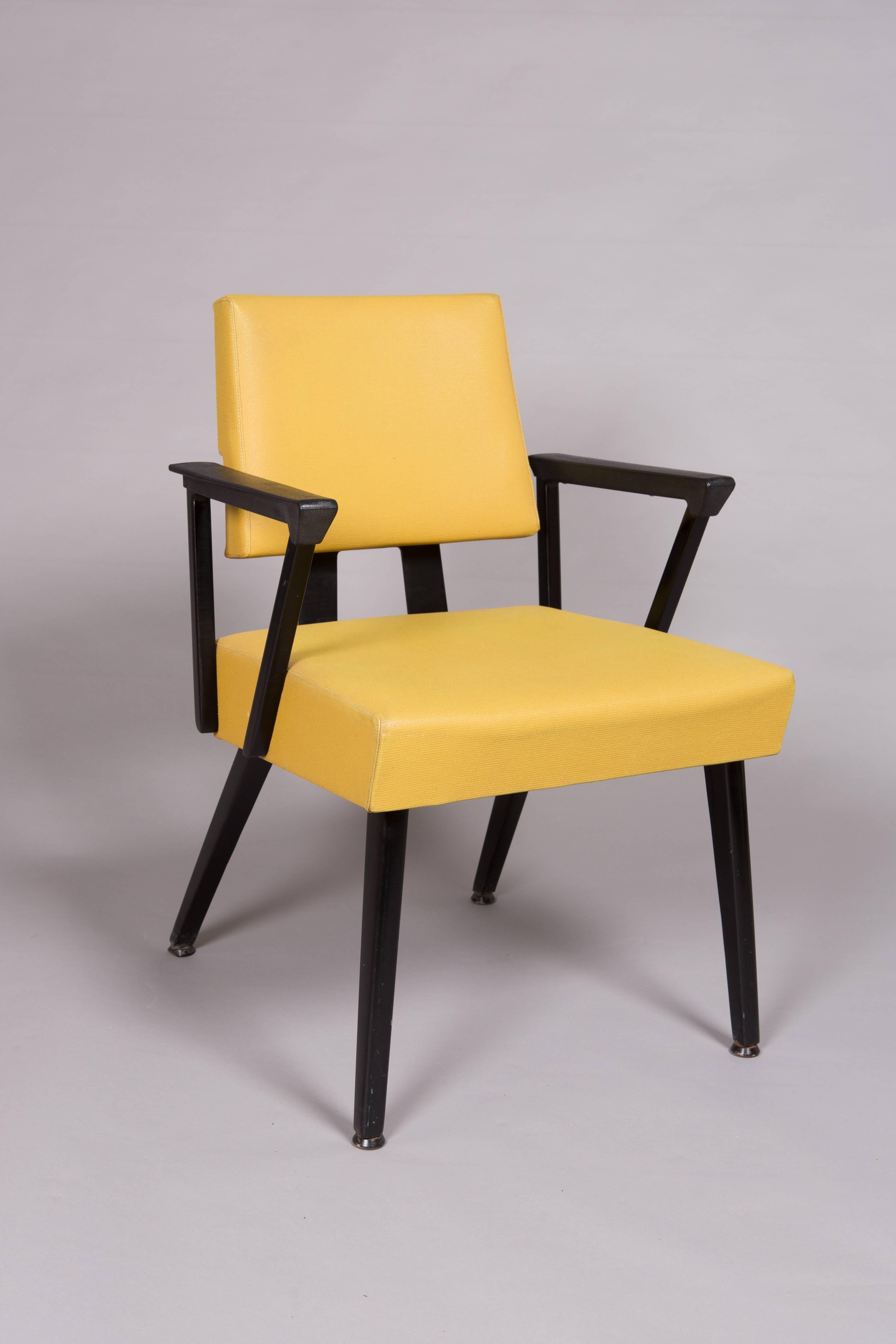 Completely original pair of yellow and black vinyl covered midcentury armchairs with metal frame and faux wood grain detail to arm rests. Very sturdy and comfortable chairs. Great condition considering their age!
Measures: 24.75
