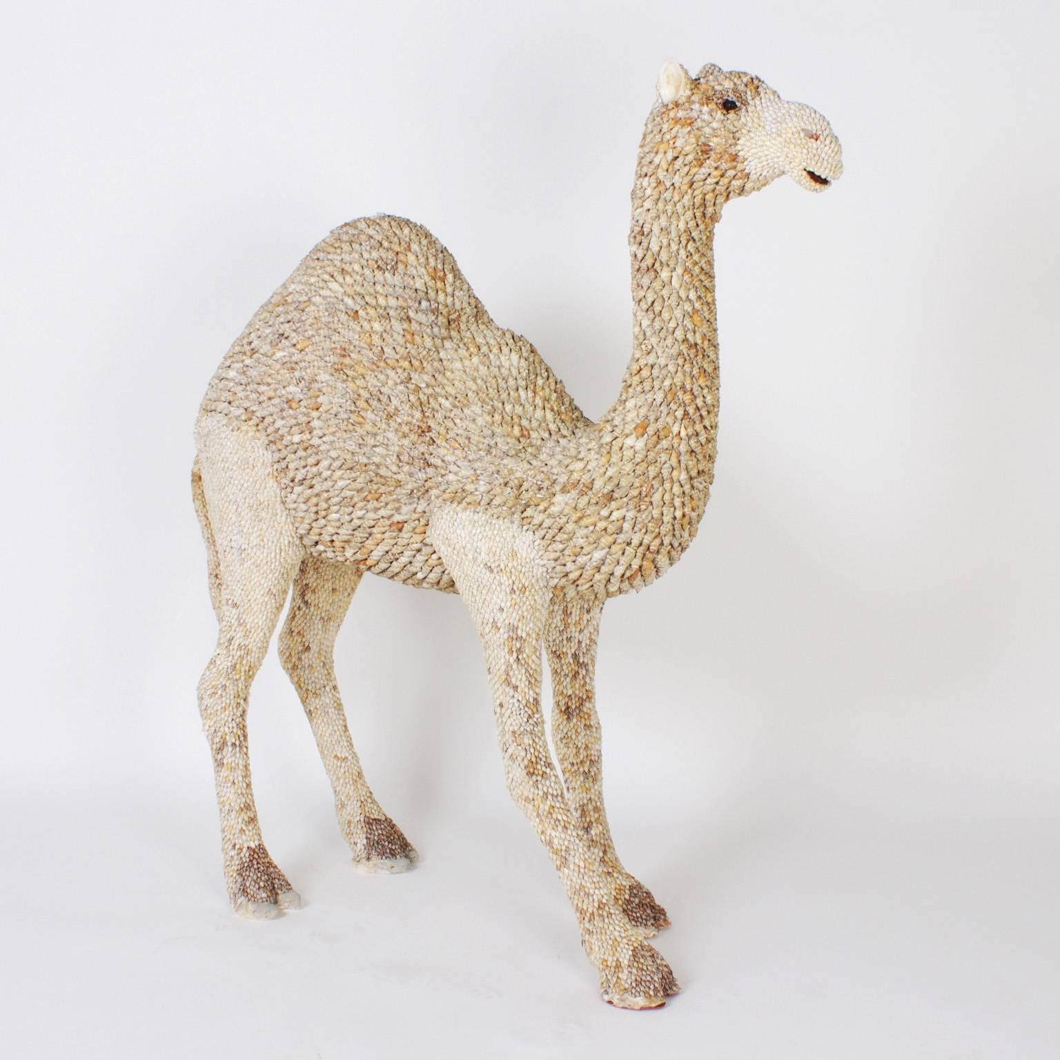 Eine Skulptur eines lebensgroßen jungen Kamels:: das von einer phantasievollen und ehrgeizigen Hand vollständig mit Muscheln verziert wurde. Vom gefühlvollen Ausdruck bis zur stolzen Haltung ist dies eine perfekte Kombination aus Handwerk:: Vision