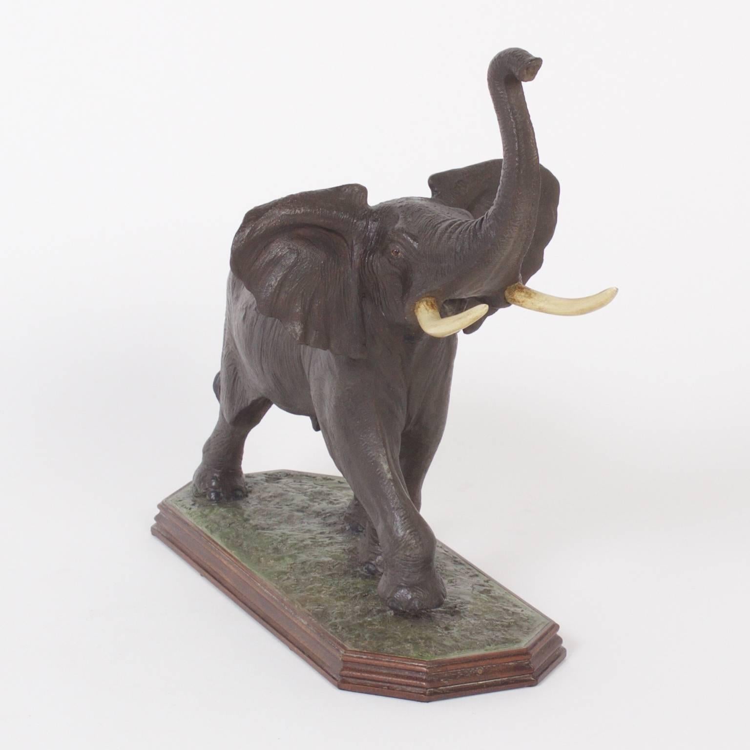 Elefante fuso in edizione limitata che cattura l'essenza di questi nobili animali. Questa composizione è presentata su una base classica in Wood firmata Louis Paul Jonas e numerata 14/297 sul fondo. 
 
 