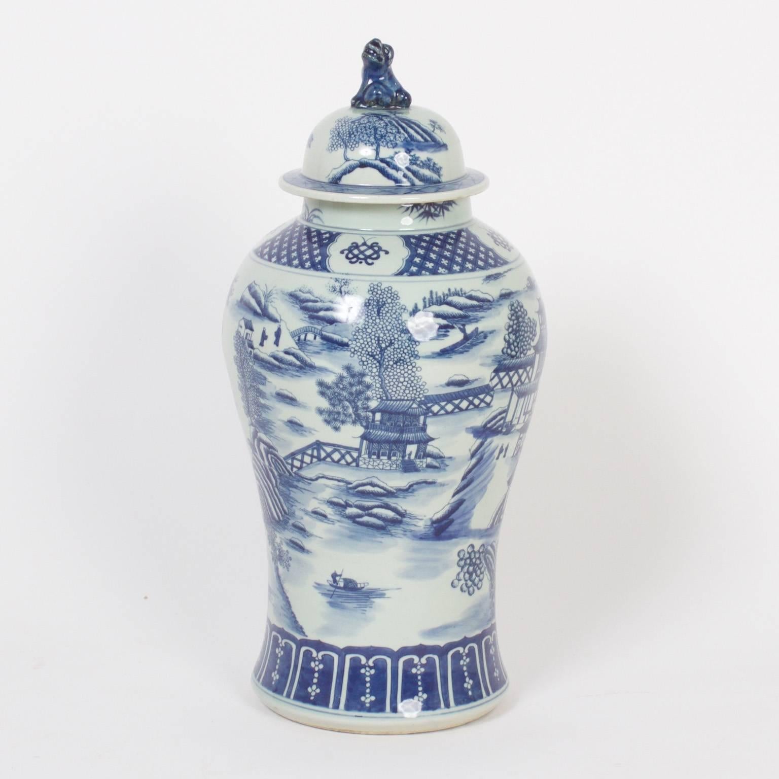Chinoiserie Traditional Chinese Export Style Porcelain Lidded Jars