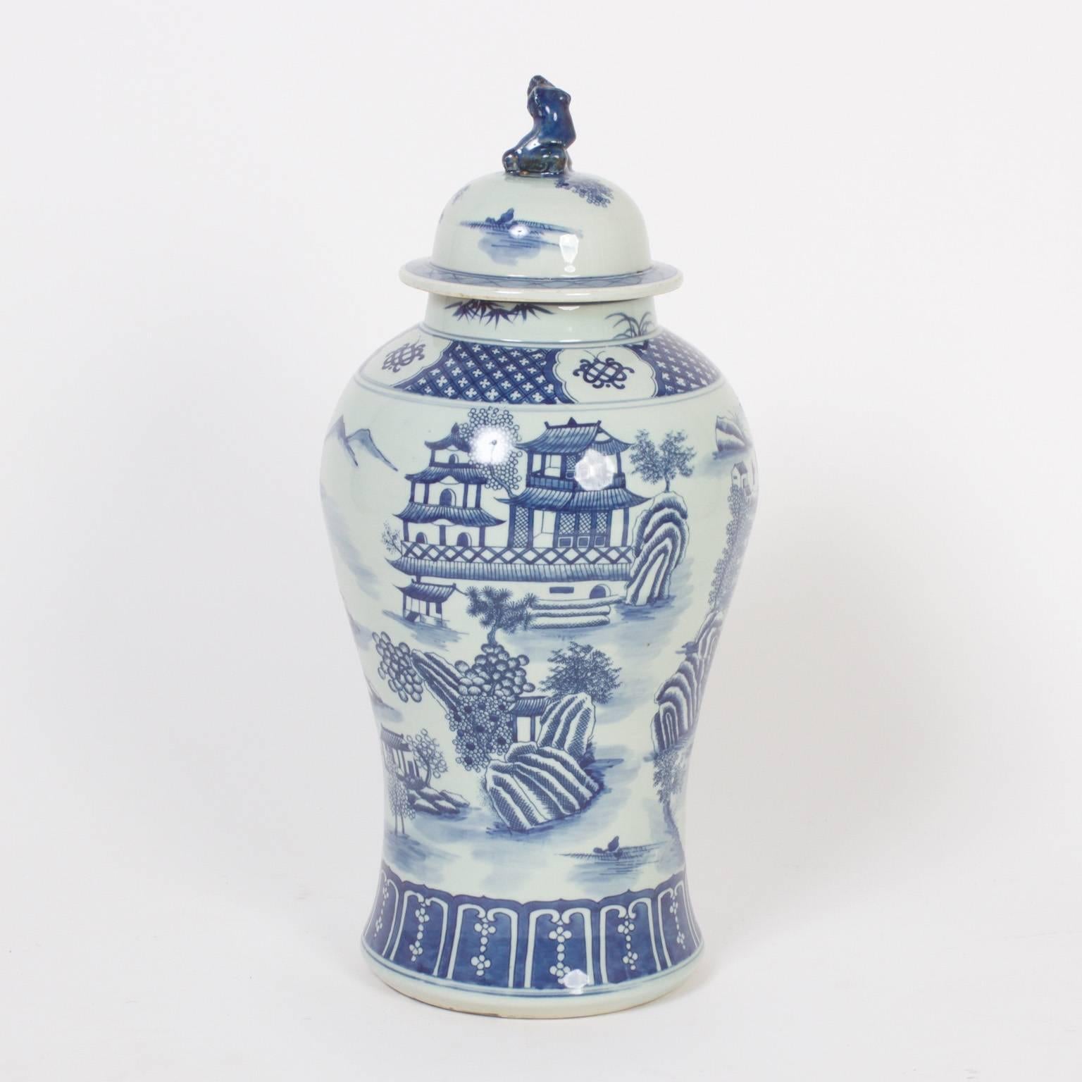 Traditional Chinese Export Style Porcelain Lidded Jars In Excellent Condition In Palm Beach, FL