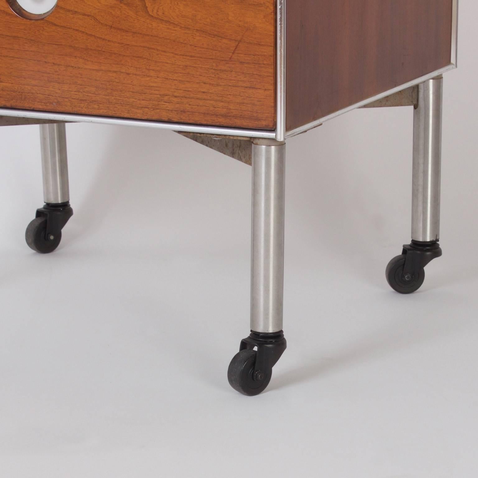 Dashing Pair of Mid-Century Three-Drawer Nightstands For Sale 1